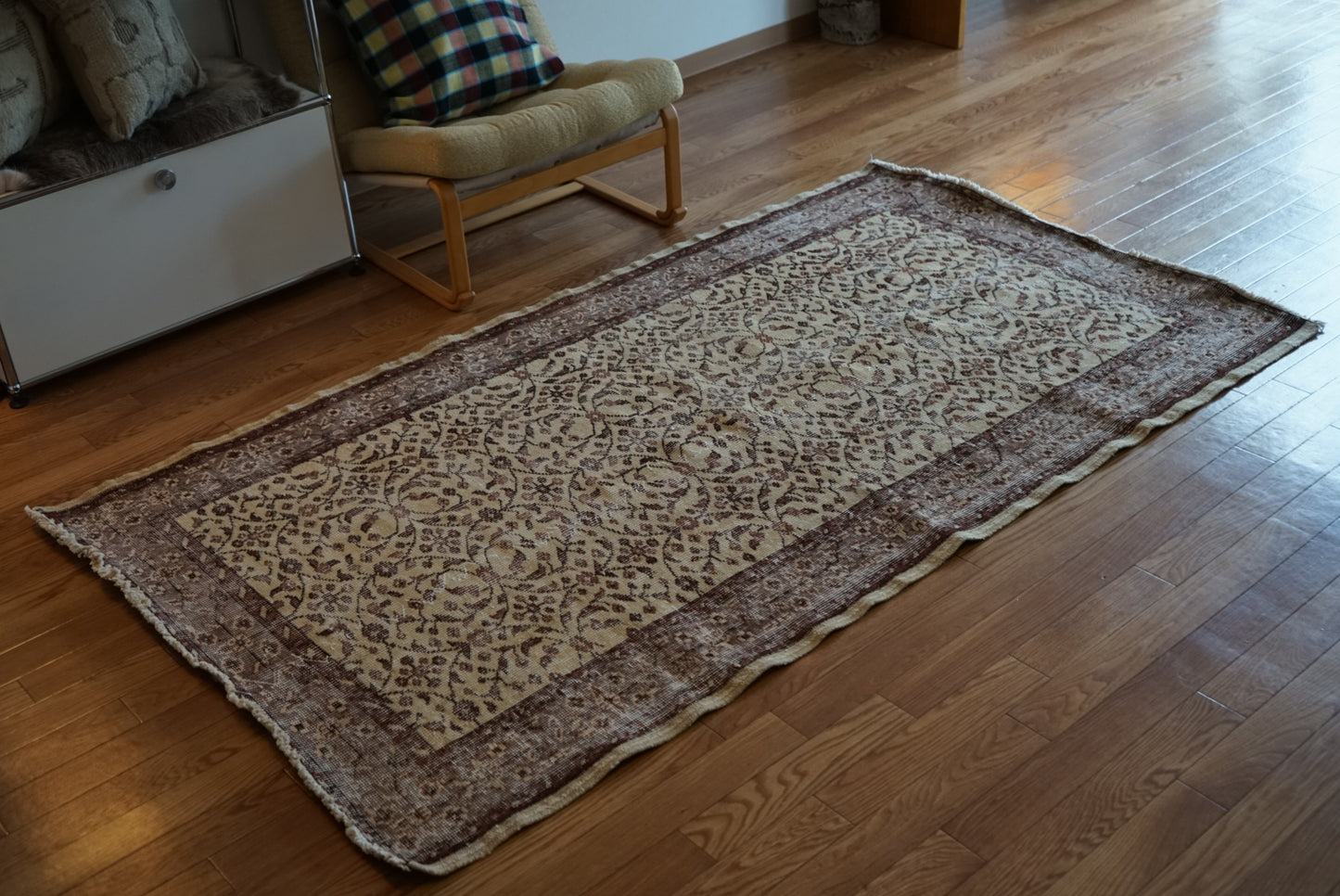 Türkiye Old Isparta Beige ,  Azuki Color Flower 1970年代 198.5 × 117 cm No.TR25519 / 国内送料無料・羊毛手織り絨毯