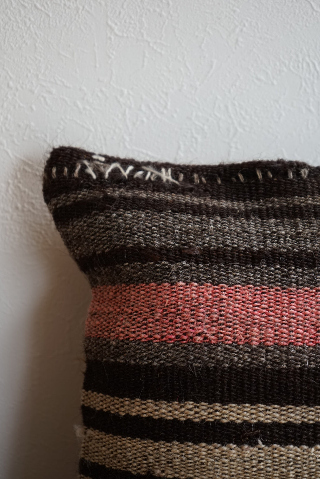 Türkiye Old Kilim Cushion Cover Pink , Black , Glay Mix Color Border Design 50 × 50 cm No.TR25526 / 国内送料無料・羊毛手織りキリム