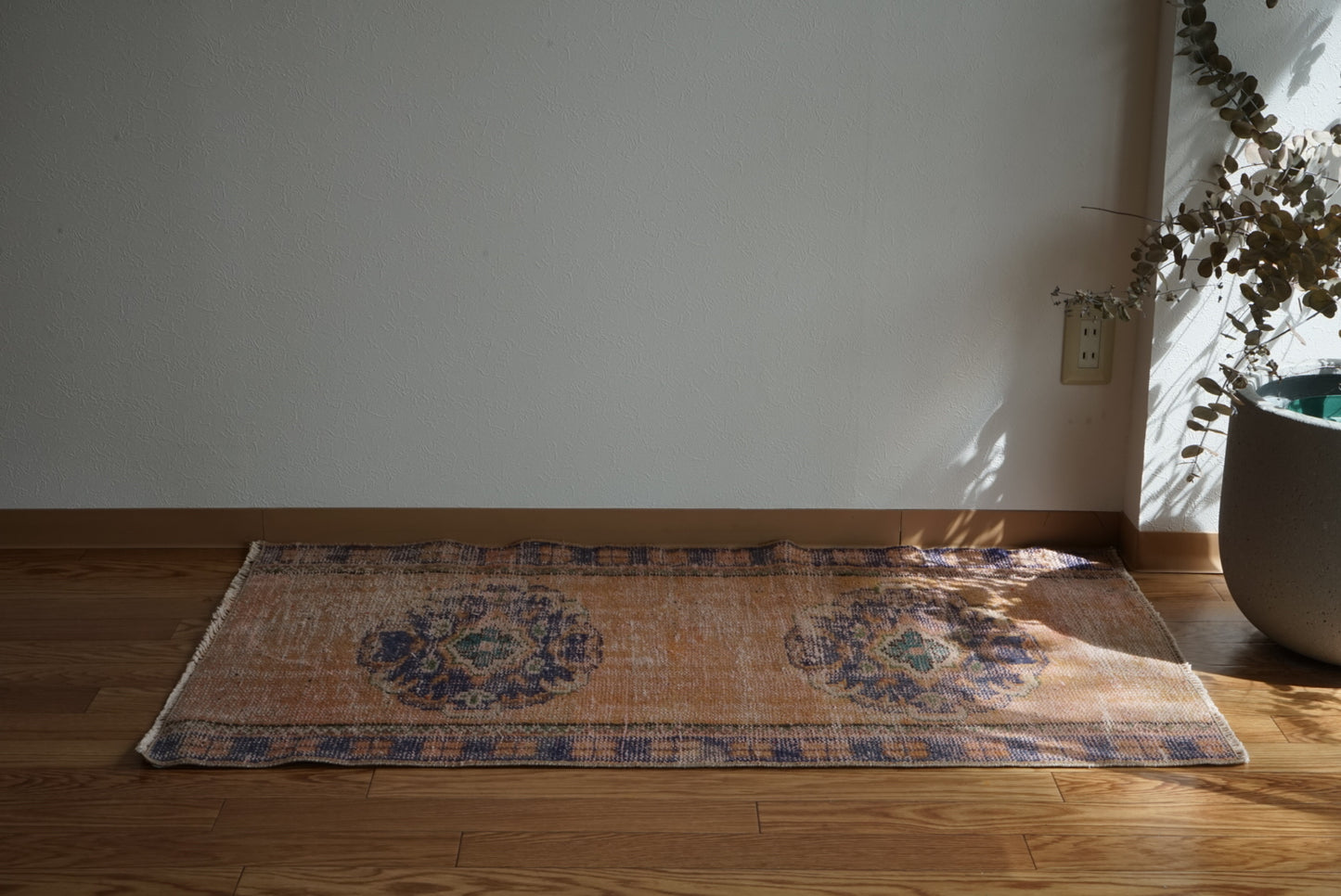 Türkiye Old Oushak Pink , Navy 1970年代 120.5 × 72 cm No.TR25498 / 国内送料無料