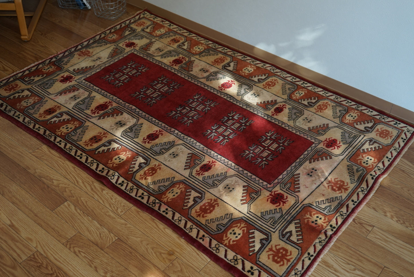 Türkiye Old Anatoria Beige , Red 1960年代 178 × 123 cm No.TR25552 / 国内送料無料・羊毛手織り絨毯