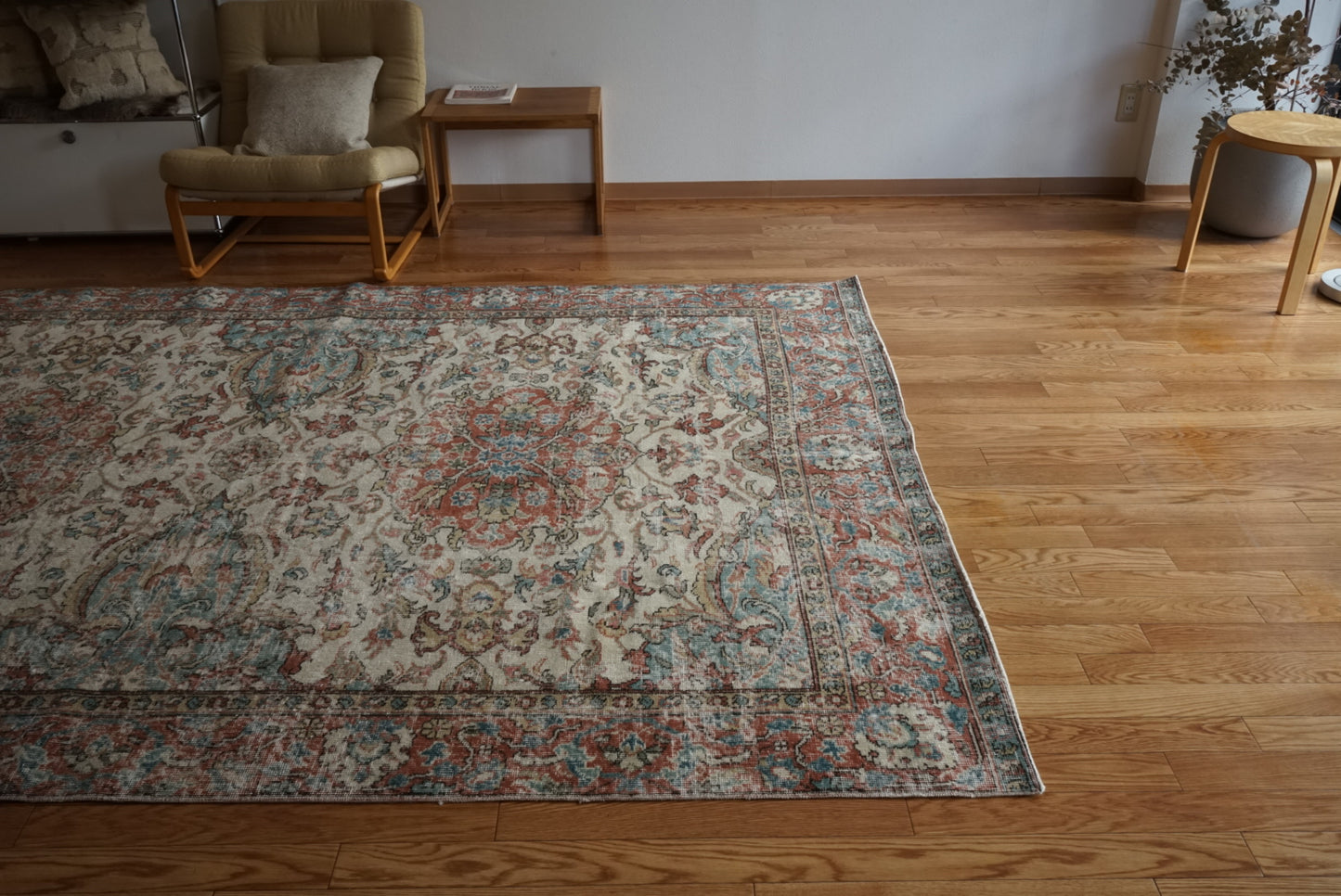 Türkiye Old Isparta Beige , Bric Red , Saxe Blue Flower 1970年代 286 × 189 cm No.TR25506 / 国内送料無料・羊毛手織り絨毯