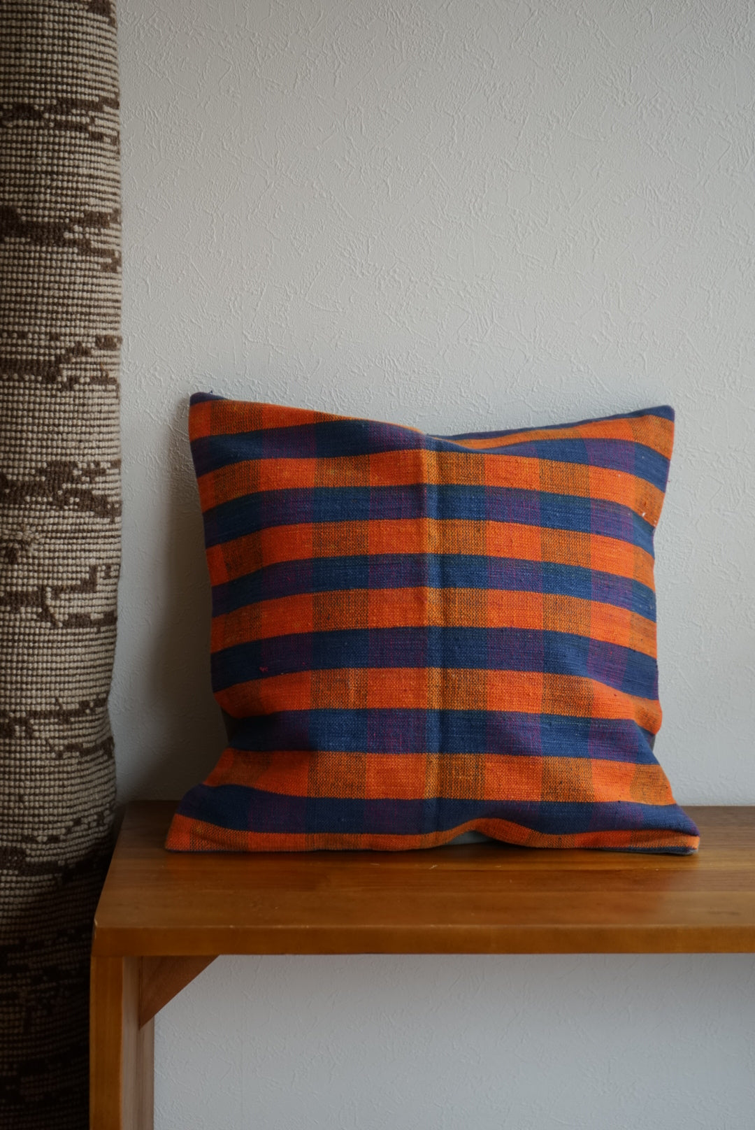 Türkiye Old Kilim Cushion Cover Orange , Blue Checker Design 45 × 45 cm No.TR25531 / 国内送料無料・羊毛手織りキリム