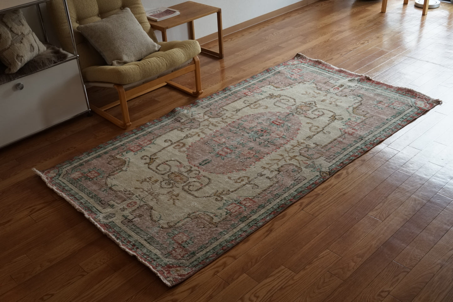Türkiye Old Isparta Beige , Pink , Green Flower Garden 1970年代 208 × 113 cm No.TR25509 / 国内送料無料・羊毛手織り絨毯