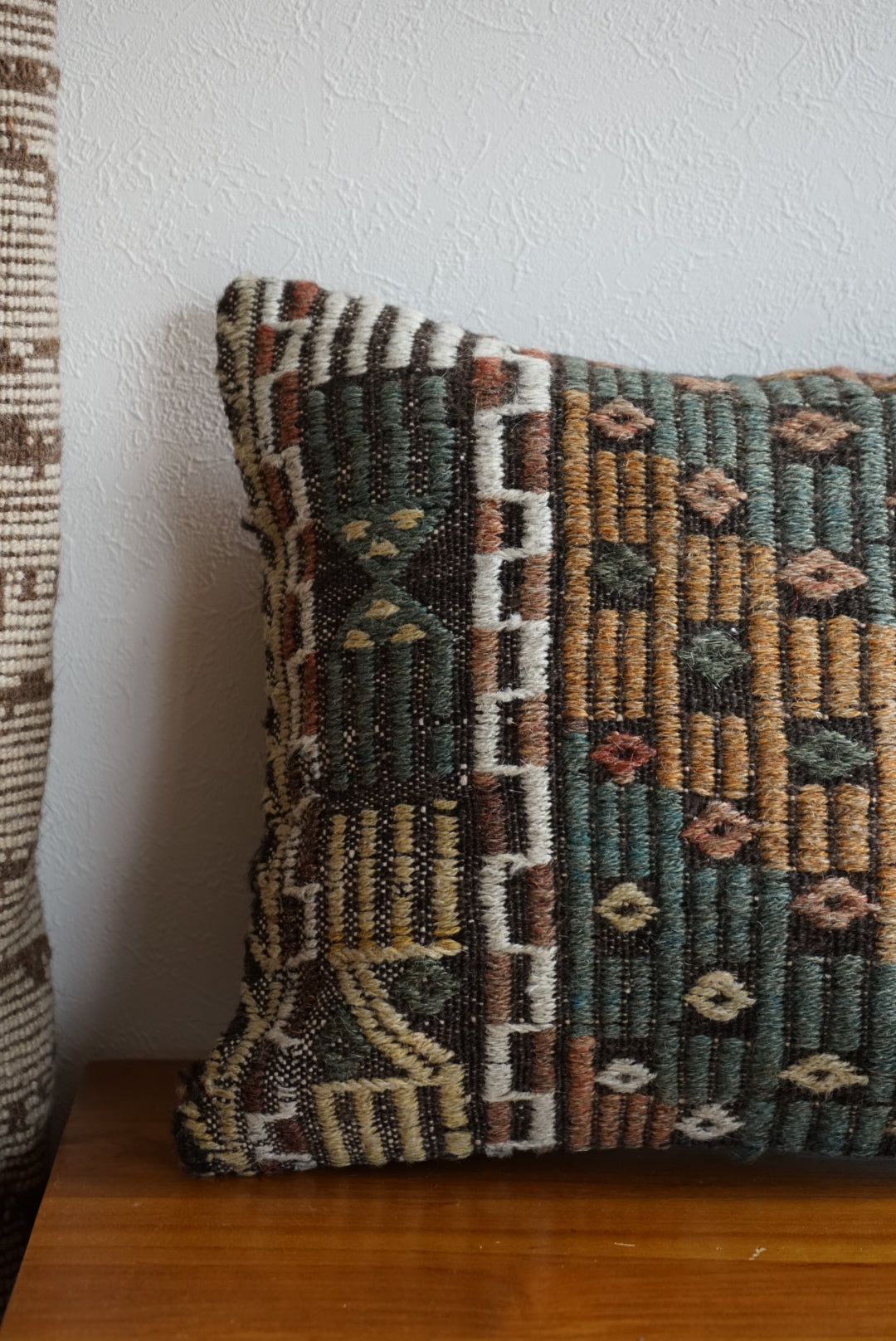 Türkiye Old Kilim Cushion Cover Bronz , Green , White Mix Color Tribal Design 38 × 38 cm No.TR25527 / 国内送料無料・羊毛手織りキリム