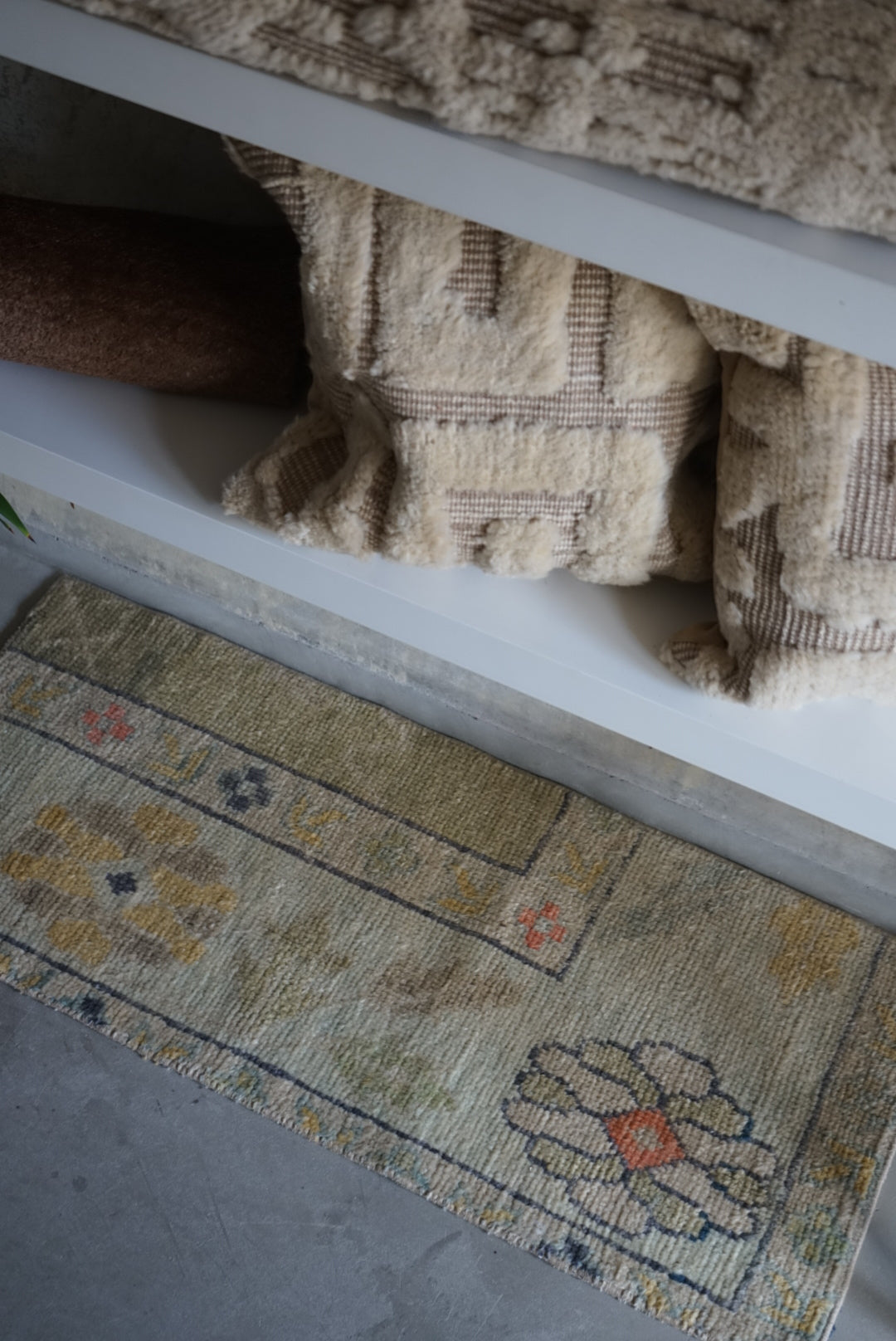 Türkiye Old Oushak Beige Pale Green Small size 1970年代 104 × 46 cm No.TR25245