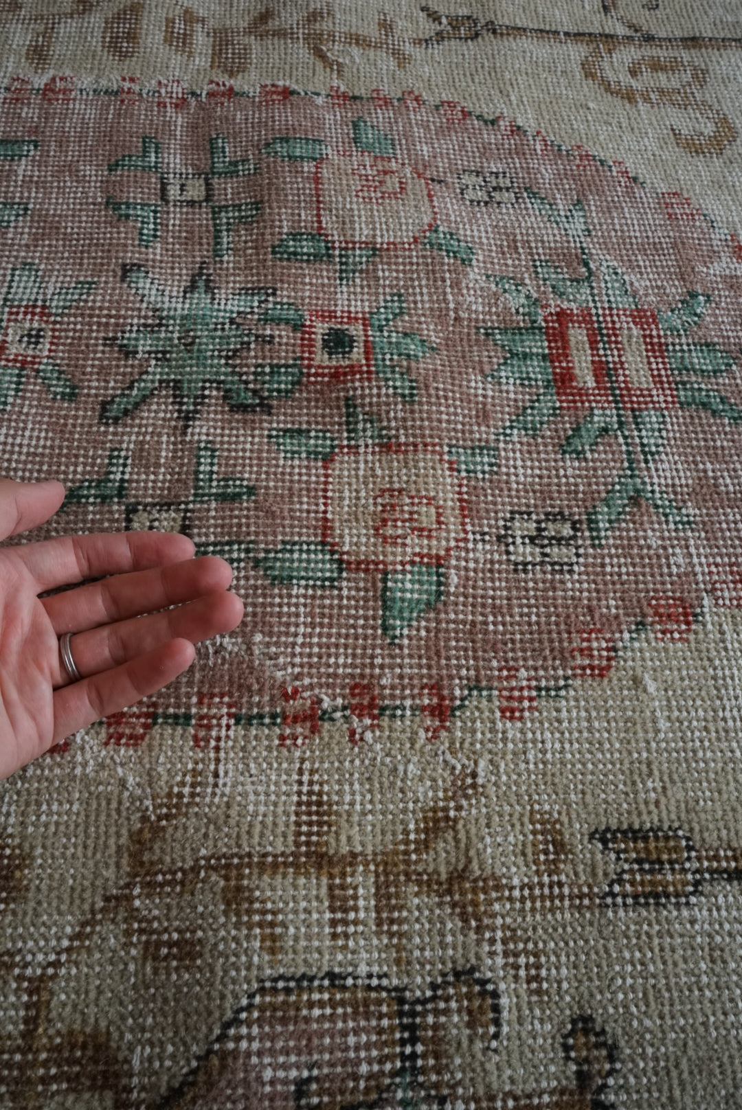 Türkiye Old Isparta Beige , Pink , Green Flower Garden 1970年代 208 × 113 cm No.TR25509 / 国内送料無料・羊毛手織り絨毯