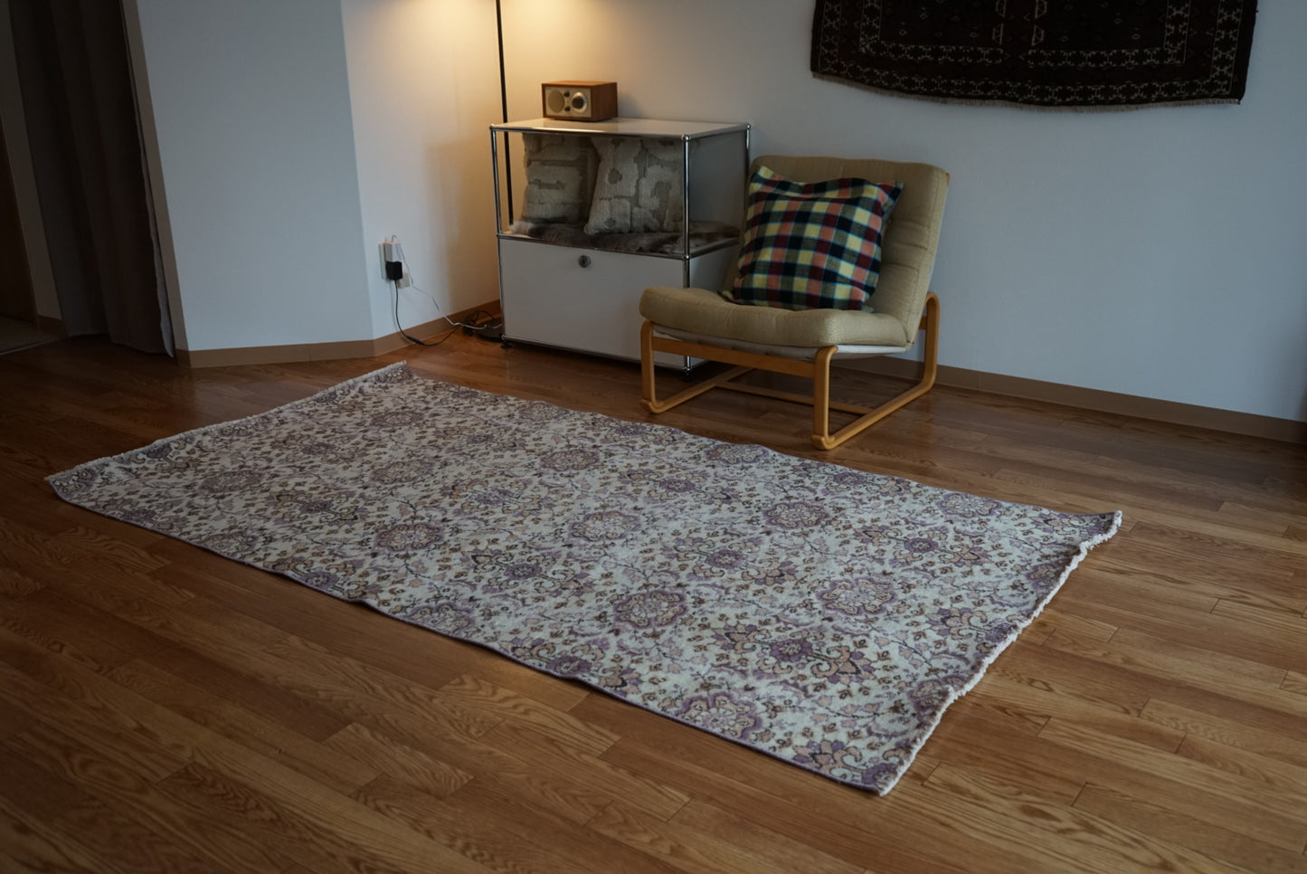Türkiye Old Isparta Beige ,  Purple Flower 1970年代 226 × 120 cm No.TR25518 / 国内送料無料・羊毛手織り絨毯