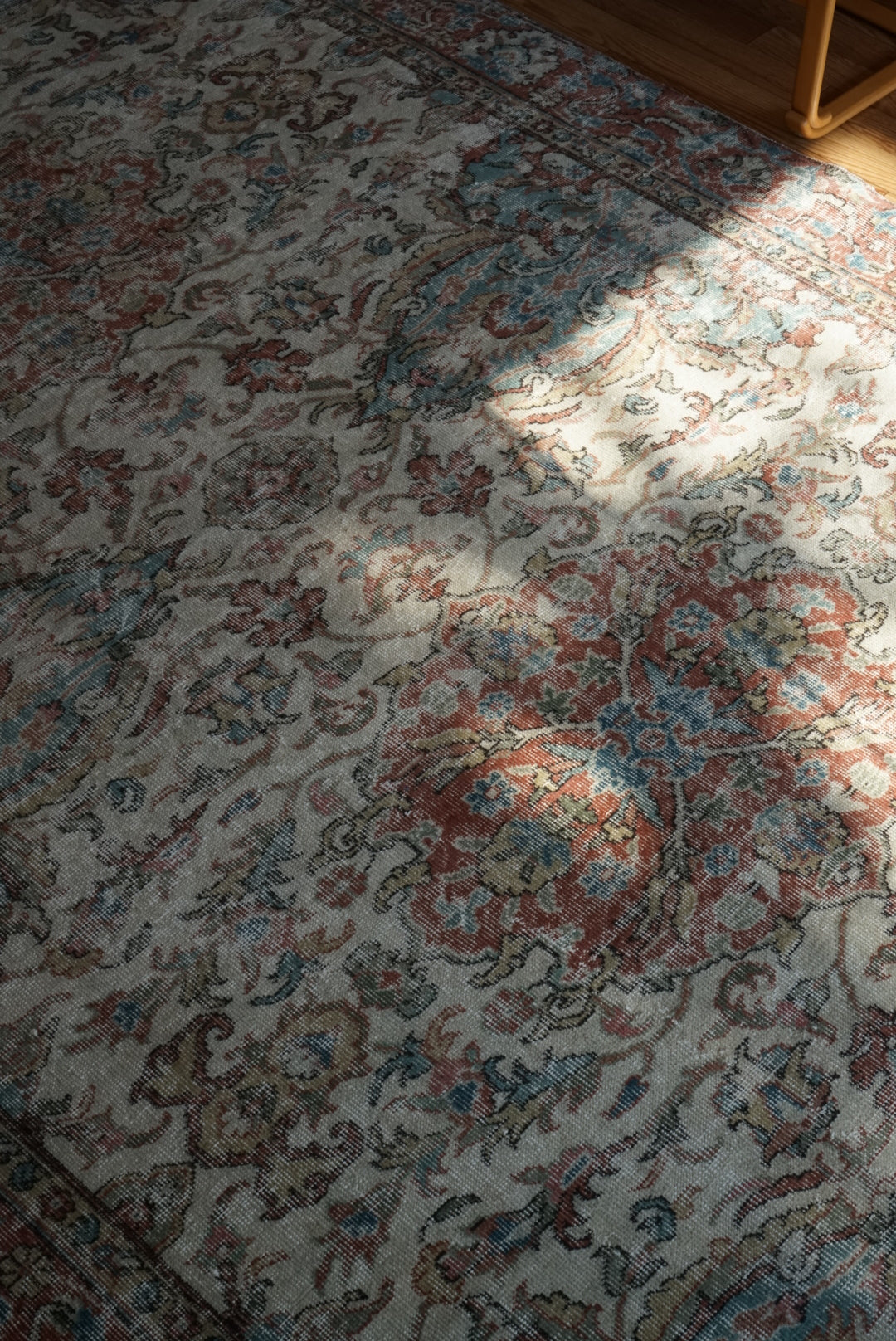Türkiye Old Isparta Beige , Bric Red , Saxe Blue Flower 1970年代 286 × 189 cm No.TR25506 / 国内送料無料・羊毛手織り絨毯