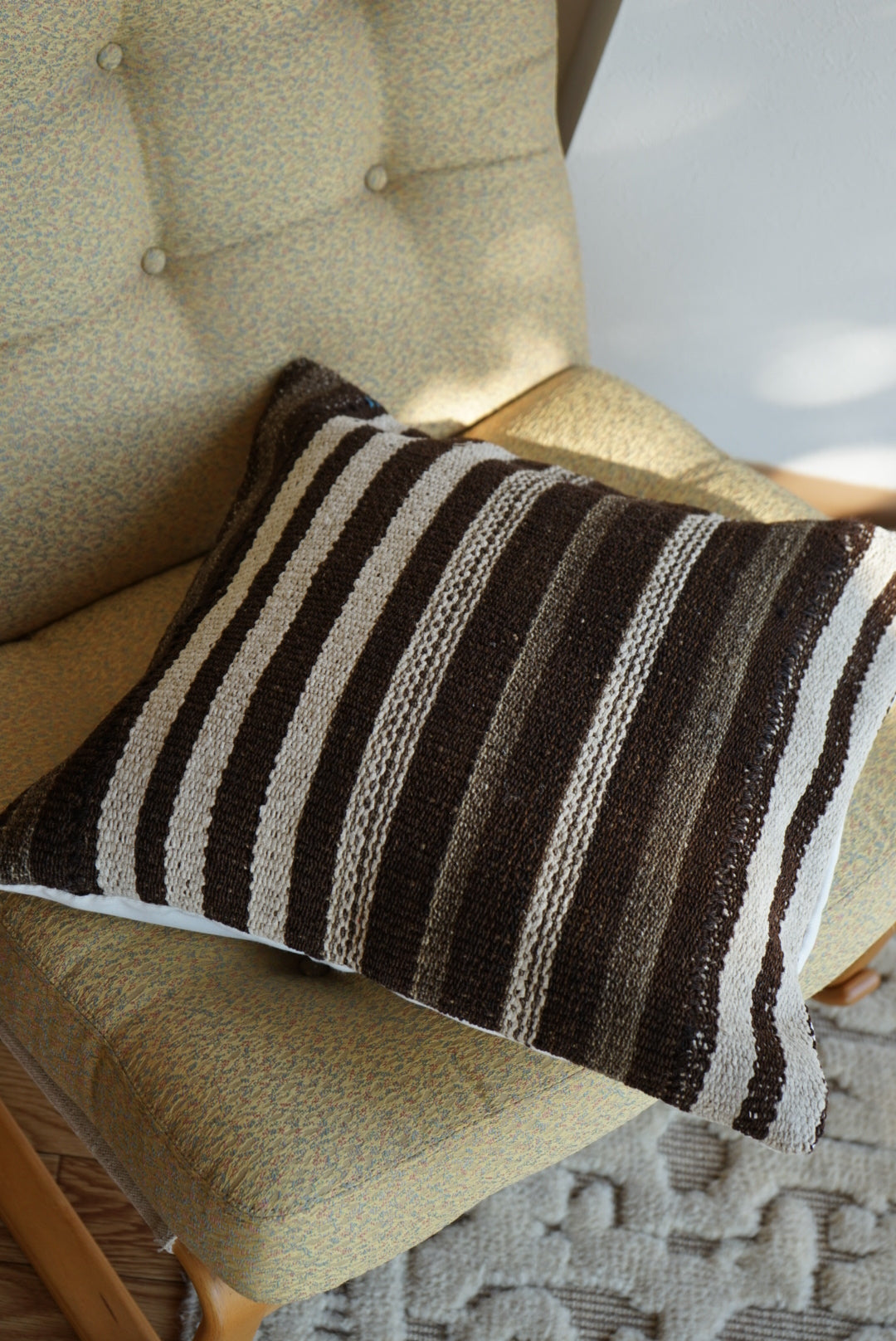 Türkiye Old Kilim Cushion Cover Brown , White Stripe Design 45 × 45 cm No.TR25553 / 送料無料・羊毛手織りキリム