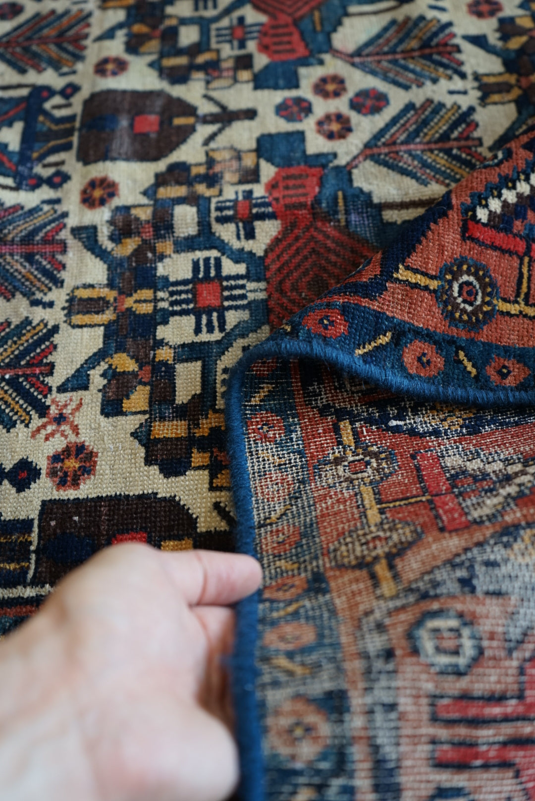 店頭販売 IRAN ANTIQUE BAKHTIARI GAVAN BUSHES
1870年代 185.5 × 146 cm