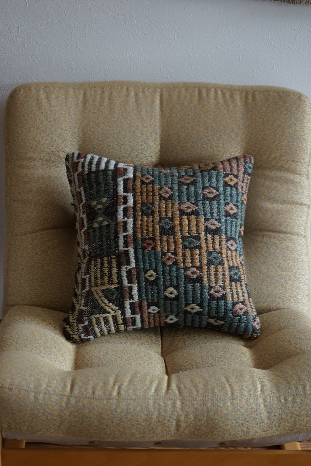Türkiye Old Kilim Cushion Cover Bronz , Green , White Mix Color Tribal Design 38 × 38 cm No.TR25527 / 国内送料無料・羊毛手織りキリム