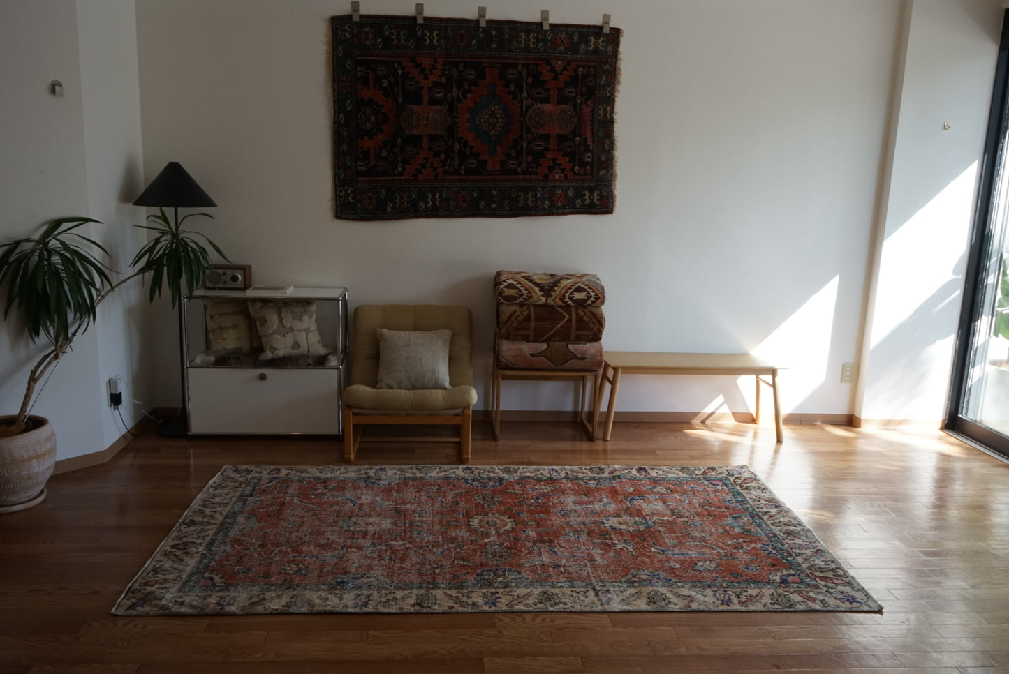 Türkiye Old Isparta Bright Red Flower 1970年代 249 × 132 cm No.TR25505 / 国内送料無料・羊毛手織り絨毯