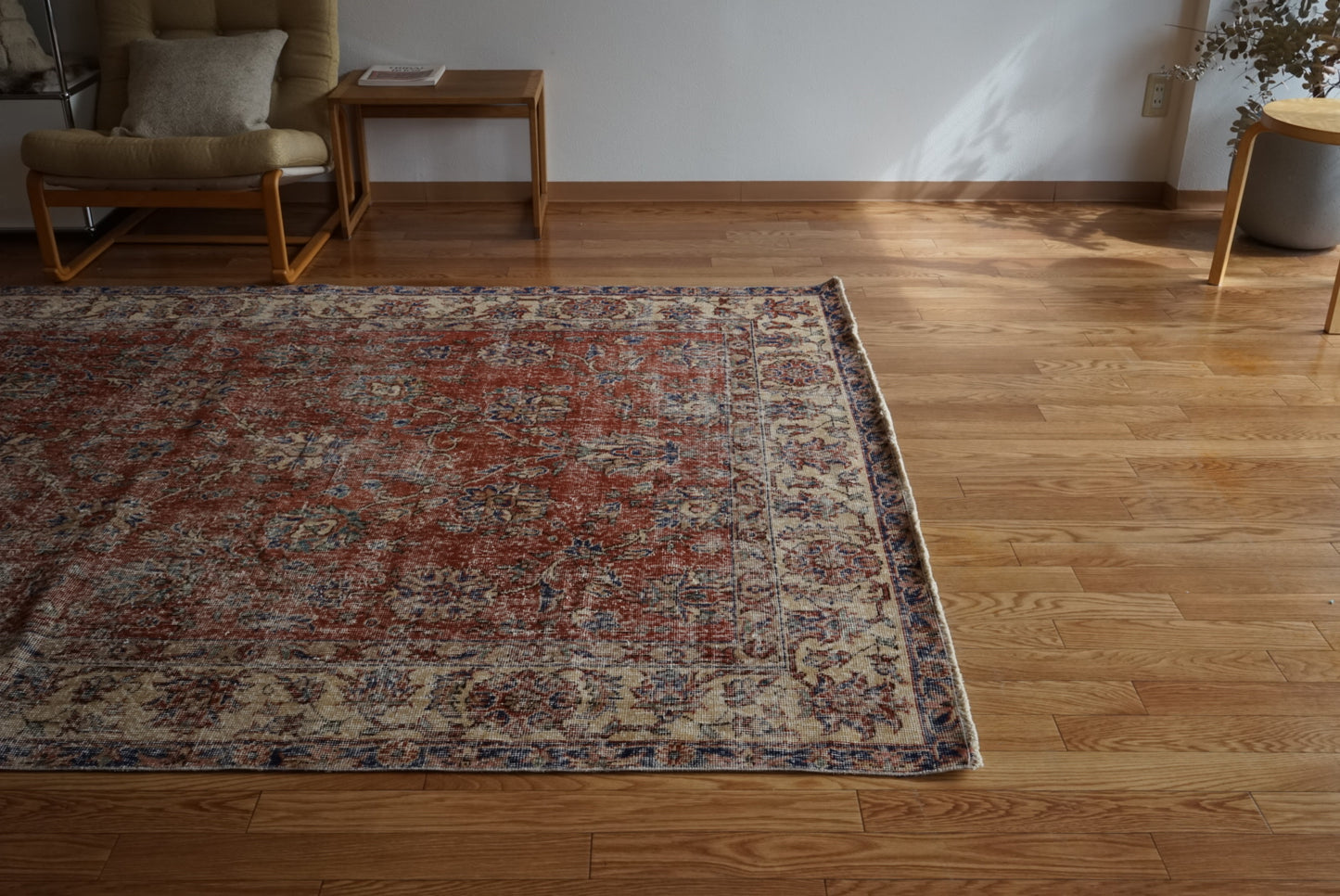 Türkiye Old Isparta Red , Blue Flower Medallion 1970年代 272.5 × 176.5 cm No.TR25508 / 国内送料無料・羊毛手織り絨毯
