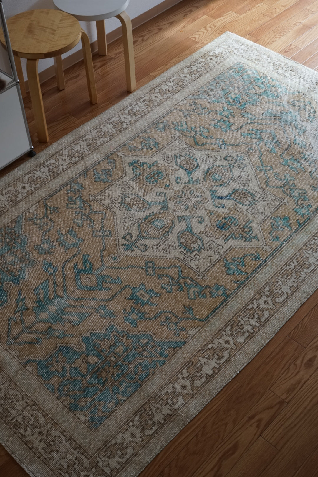 Türkiye Old Oushak Beige , Blue , Medallion 1960年代 227 × 132cm No.TR25454