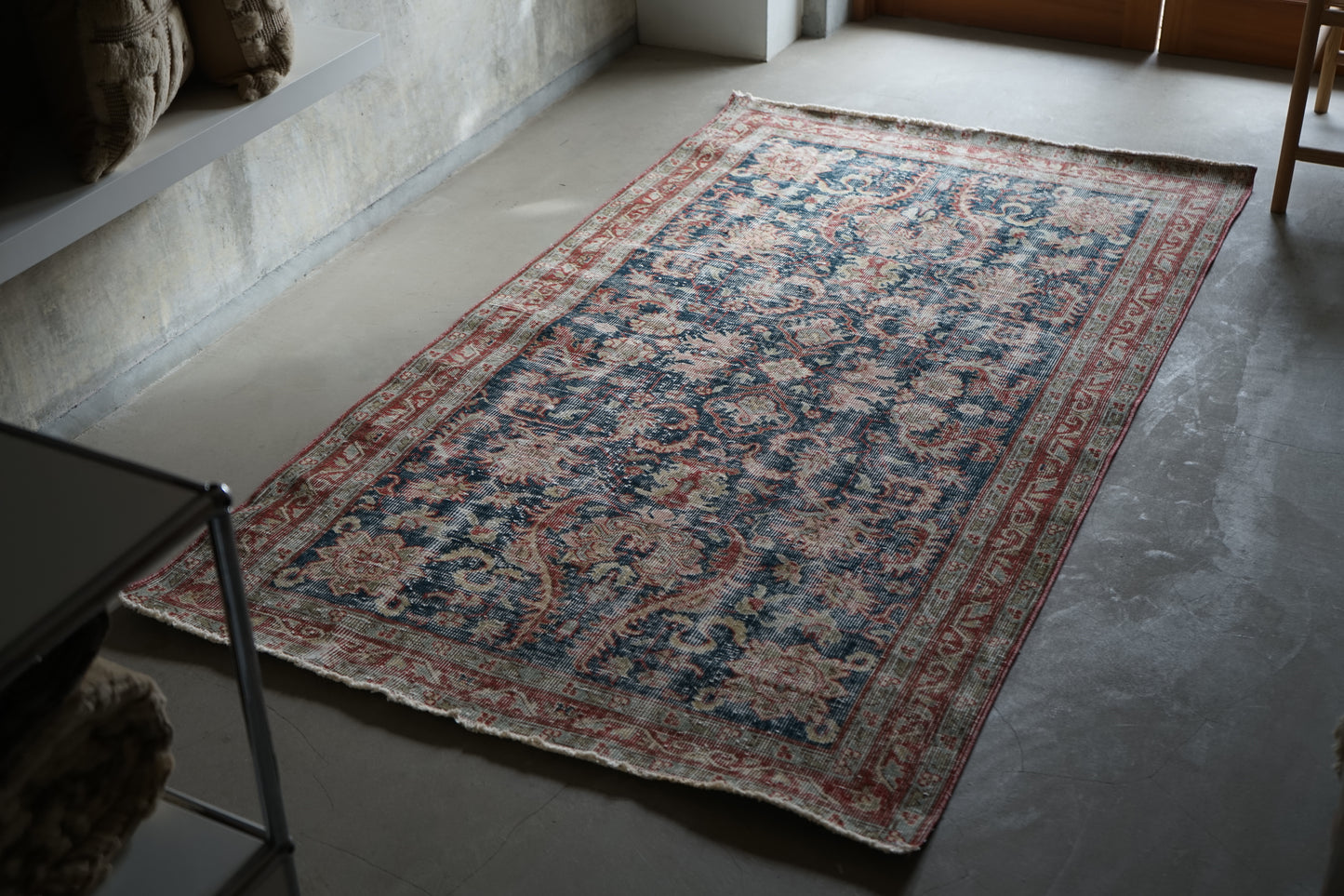 TURKEY OLD ISPARTA NAVY FLORAL 1970年代 207 × 114 cm No.TR25176