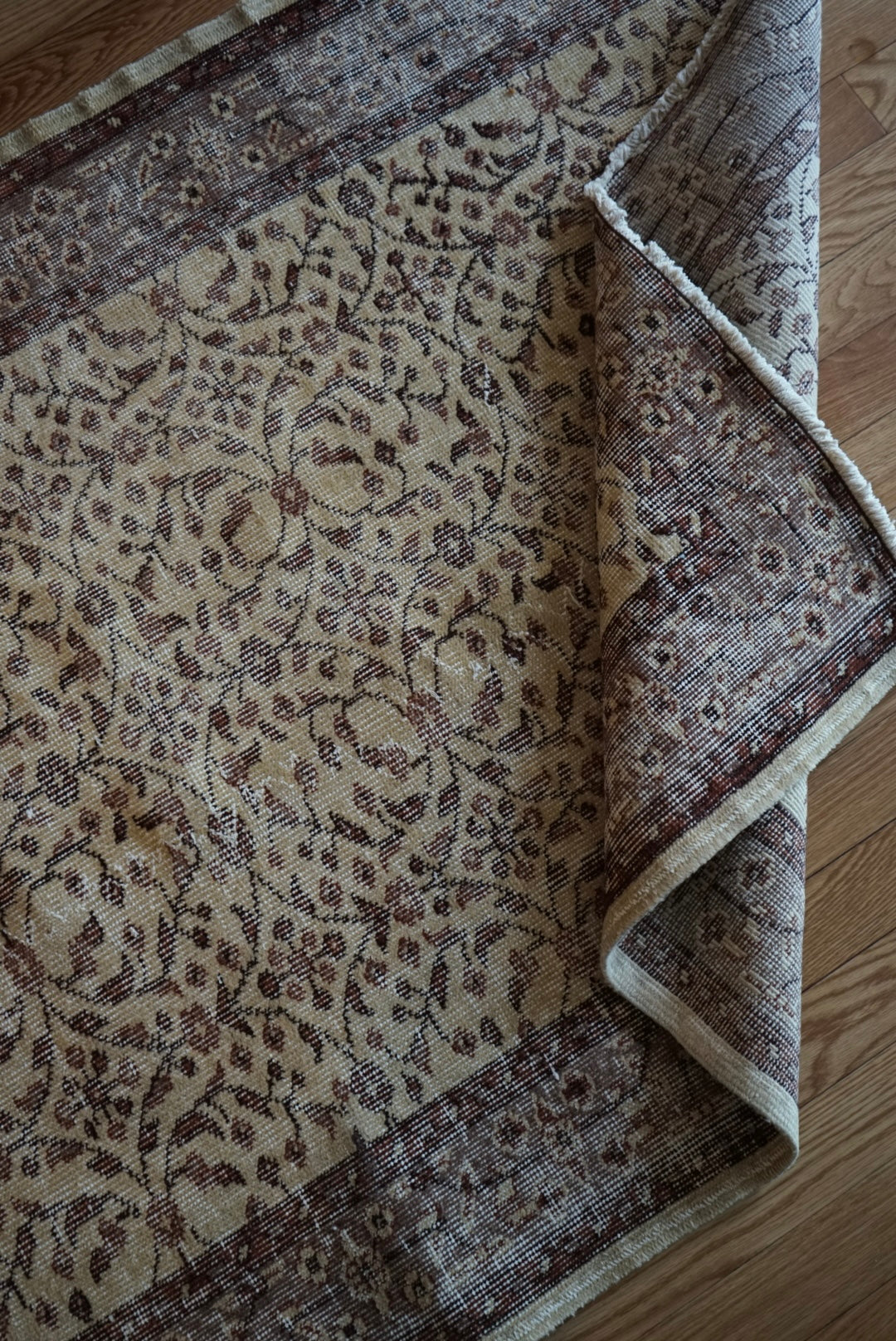 Türkiye Old Isparta Beige ,  Azuki Color Flower 1970年代 198.5 × 117 cm No.TR25519 / 国内送料無料・羊毛手織り絨毯