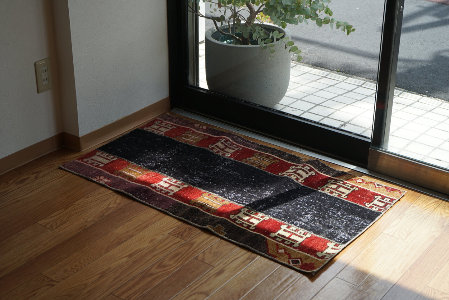 Türkiye Old Oushak Black , Red Patchwork Runner 1970年代 109 × 61.5 cm No.TR25421