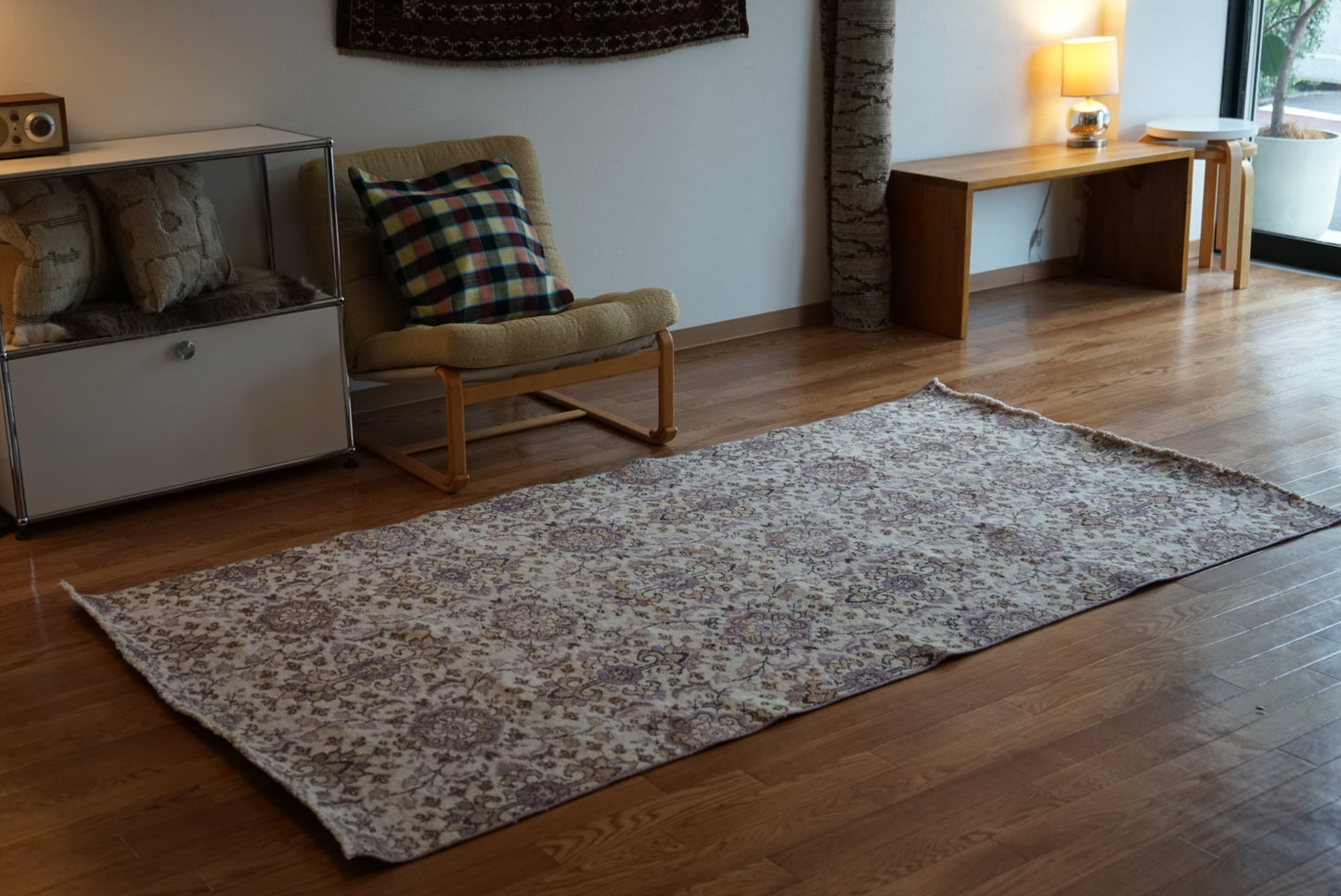 Türkiye Old Isparta Beige ,  Purple Flower 1970年代 226 × 120 cm No.TR25518 / 国内送料無料・羊毛手織り絨毯