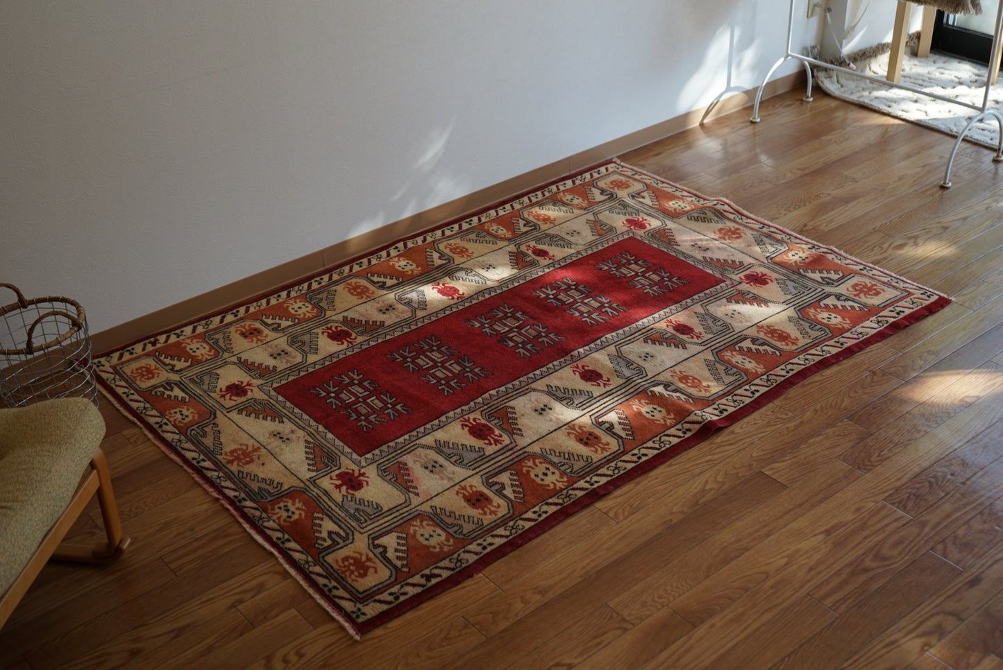 Türkiye Old Anatoria Beige , Red 1960年代 178 × 123 cm No.TR25552 / 国内送料無料・羊毛手織り絨毯