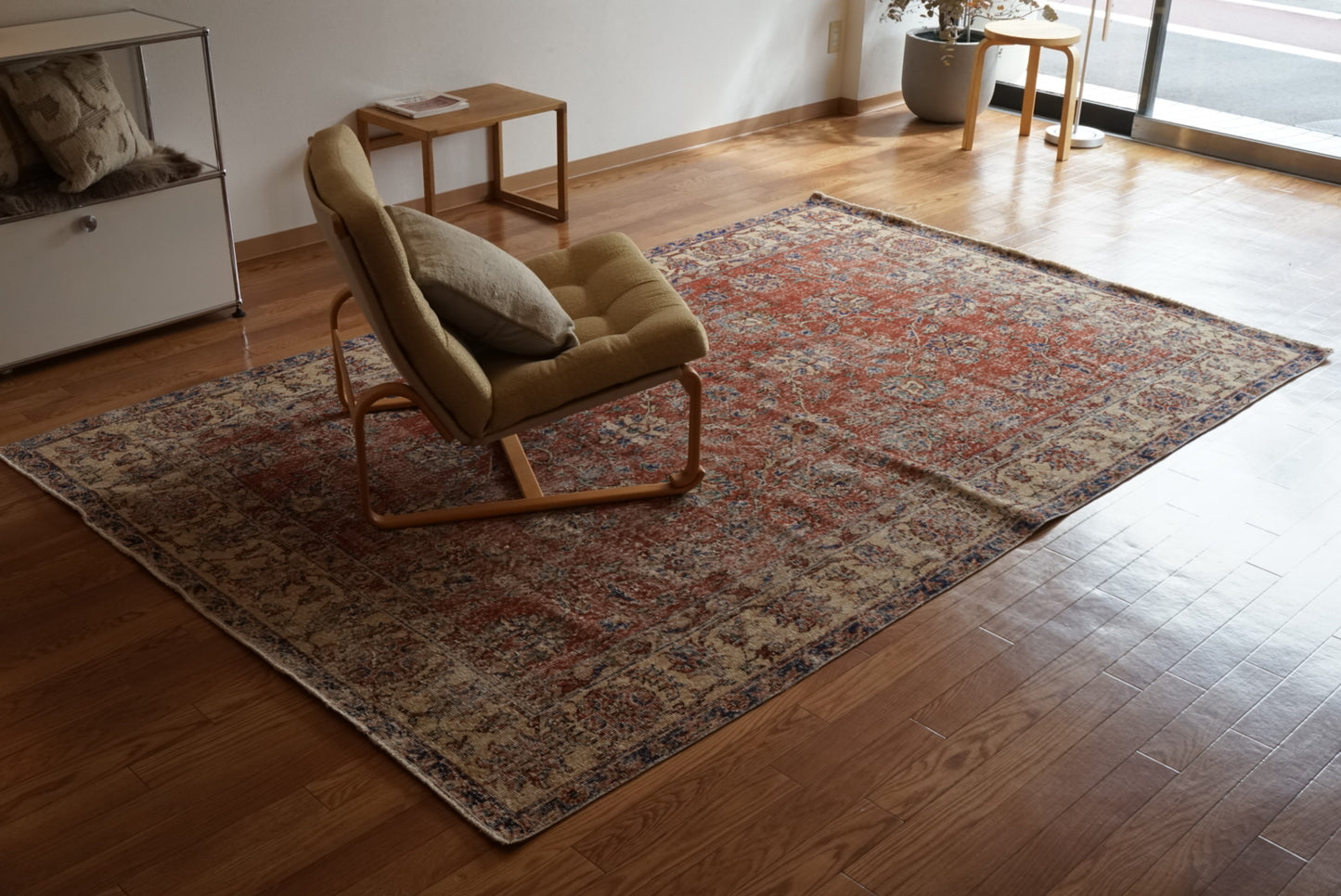 Türkiye Old Isparta Red , Blue Flower Medallion 1970年代 272.5 × 176.5 cm No.TR25508 / 国内送料無料・羊毛手織り絨毯