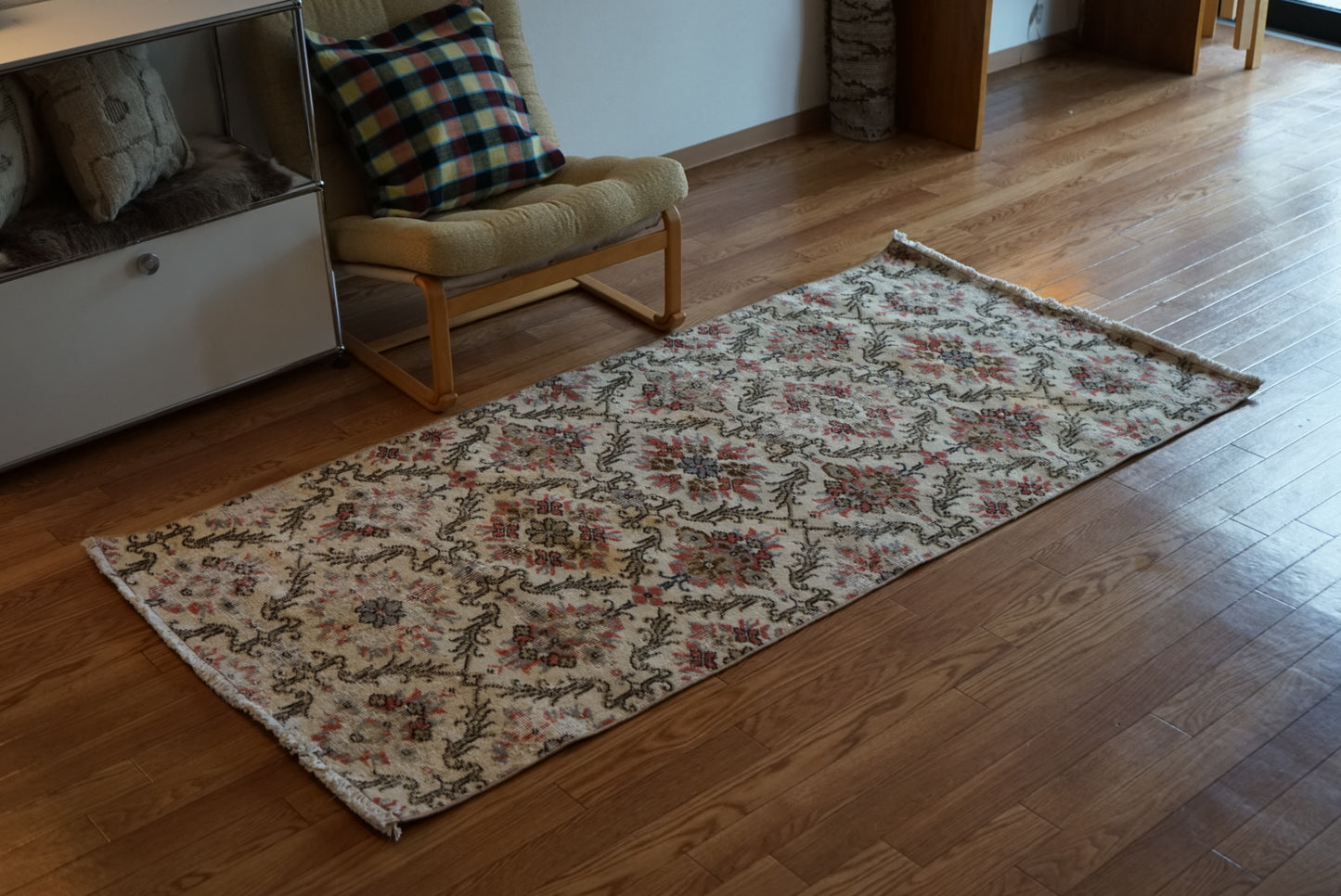 Türkiye Old Isparta Cream , Scarlet Color Flower 1970年代 194 × 95 cm No.TR25520 / 国内送料無料・羊毛手織り絨毯