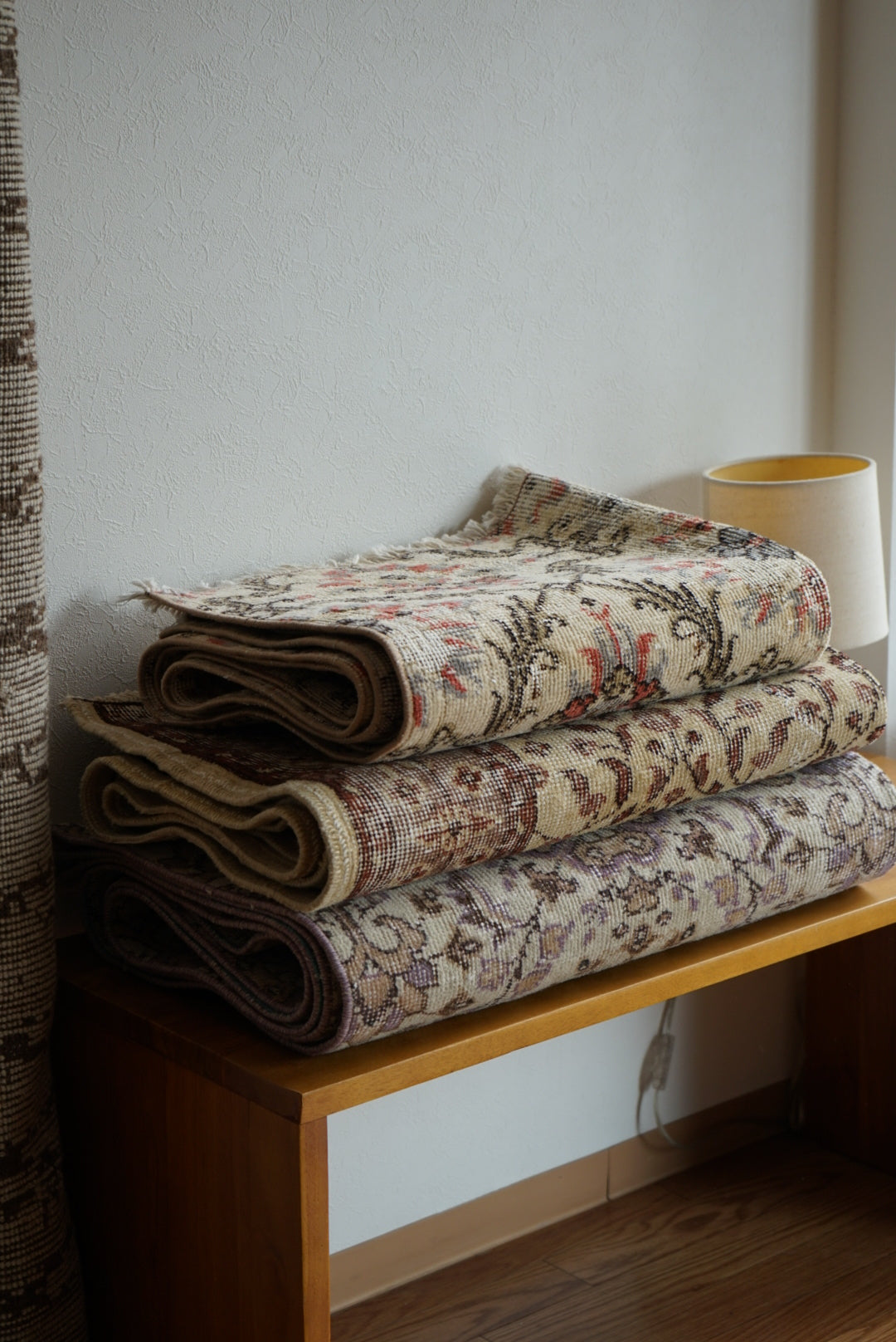 Türkiye Old Isparta Cream , Scarlet Color Flower 1970年代 194 × 95 cm No.TR25520 / 国内送料無料・羊毛手織り絨毯