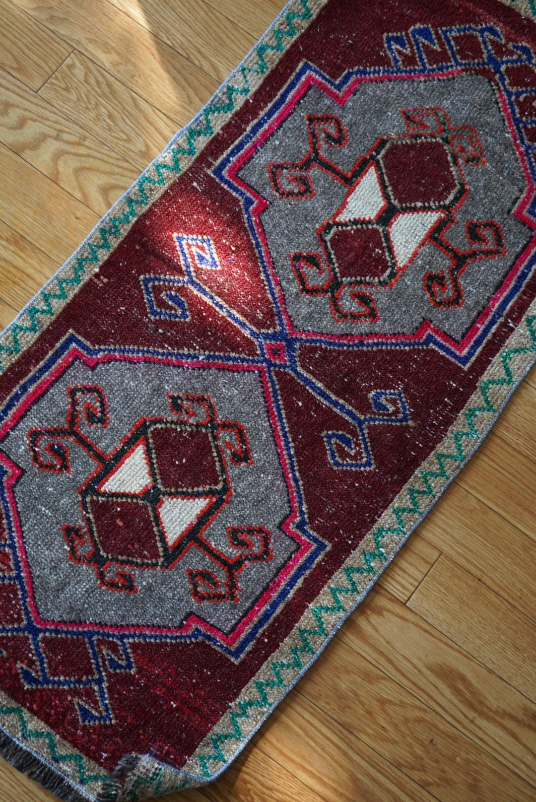 Türkiye Old Oushak Red , Green 1970年代 110.5 × 52 cm No.TR25541 / 国内送料無料・羊毛手織り絨毯