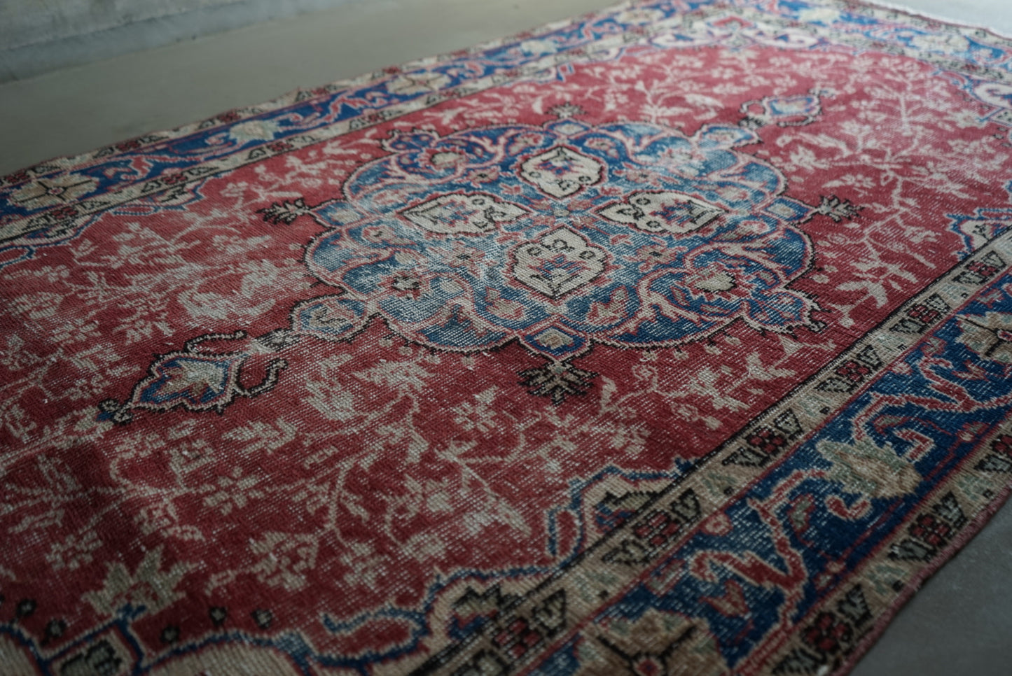 Türkiye Old Isparta Floral Red Medallion 1970年代 204 × 110.5 cm No.TR25258