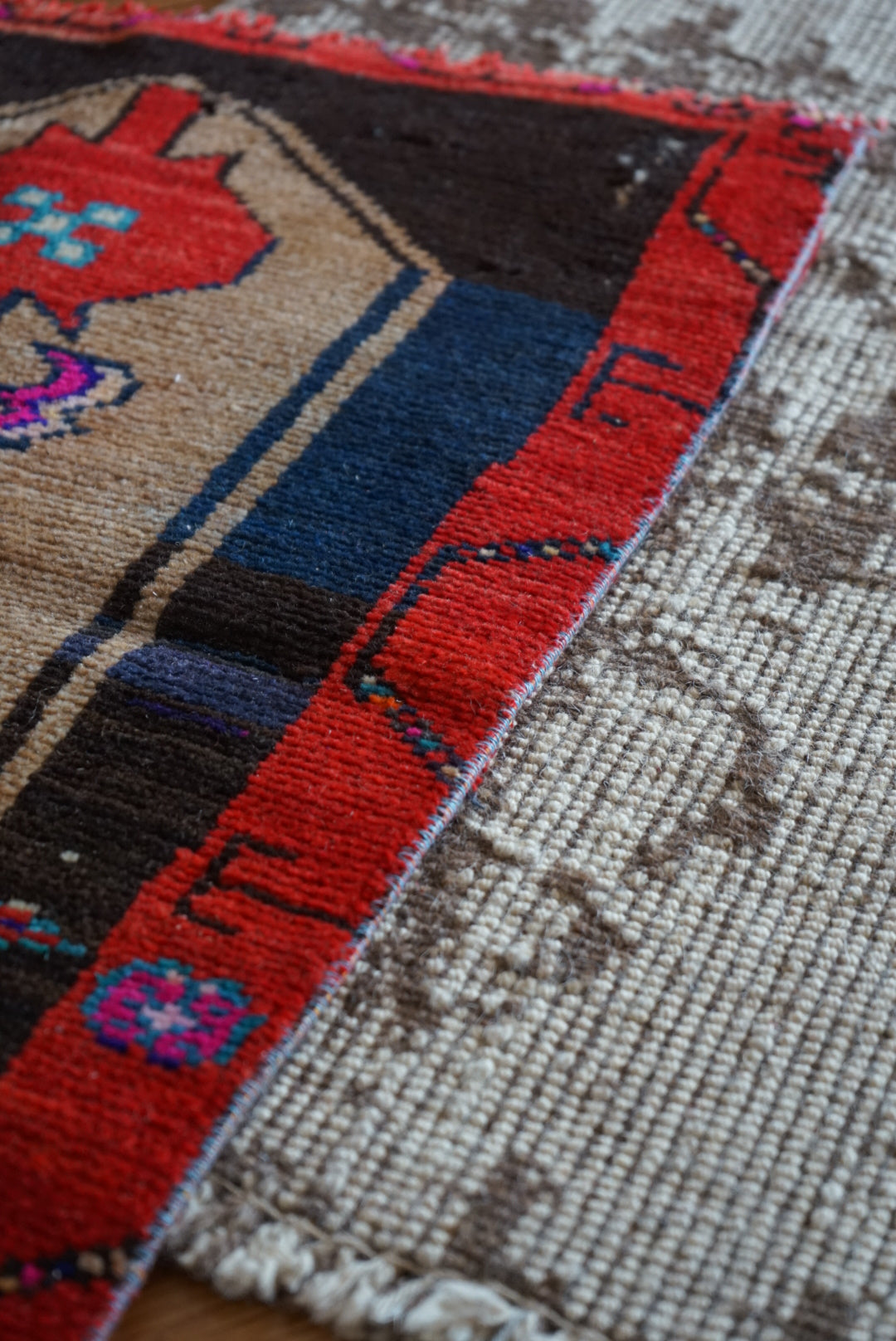 Türkiye Old Oushak Red , Beige , Black 1970年代 72.5 × 52 cm No.TR25545 / 国内送料無料・羊毛手織り絨毯