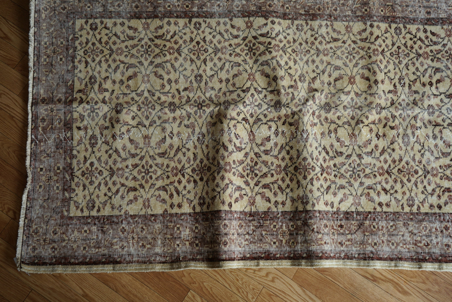 Türkiye Old Isparta Beige ,  Azuki Color Flower 1970年代 198.5 × 117 cm No.TR25519 / 国内送料無料・羊毛手織り絨毯