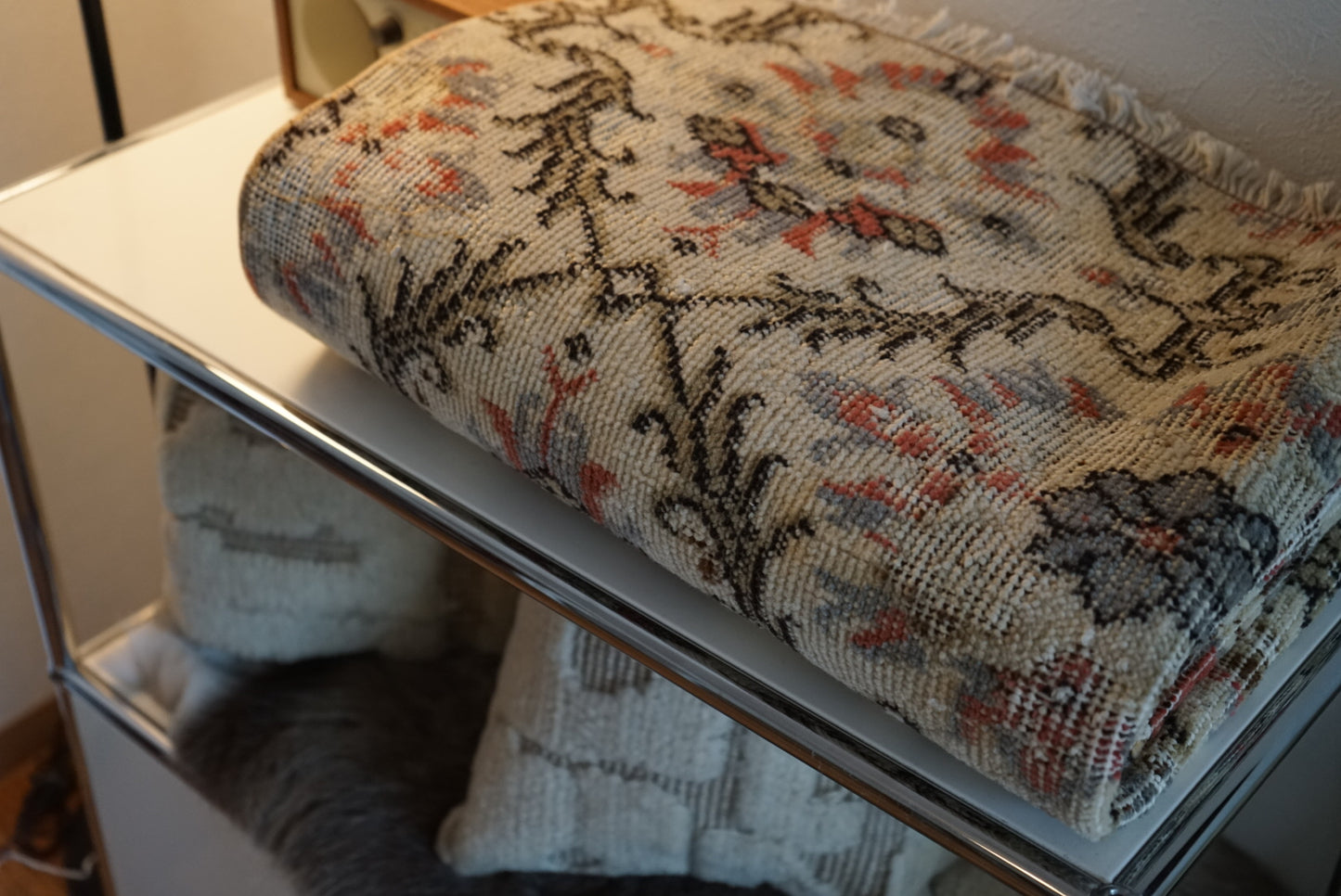 Türkiye Old Isparta Cream , Scarlet Color Flower 1970年代 194 × 95 cm No.TR25520 / 国内送料無料・羊毛手織り絨毯