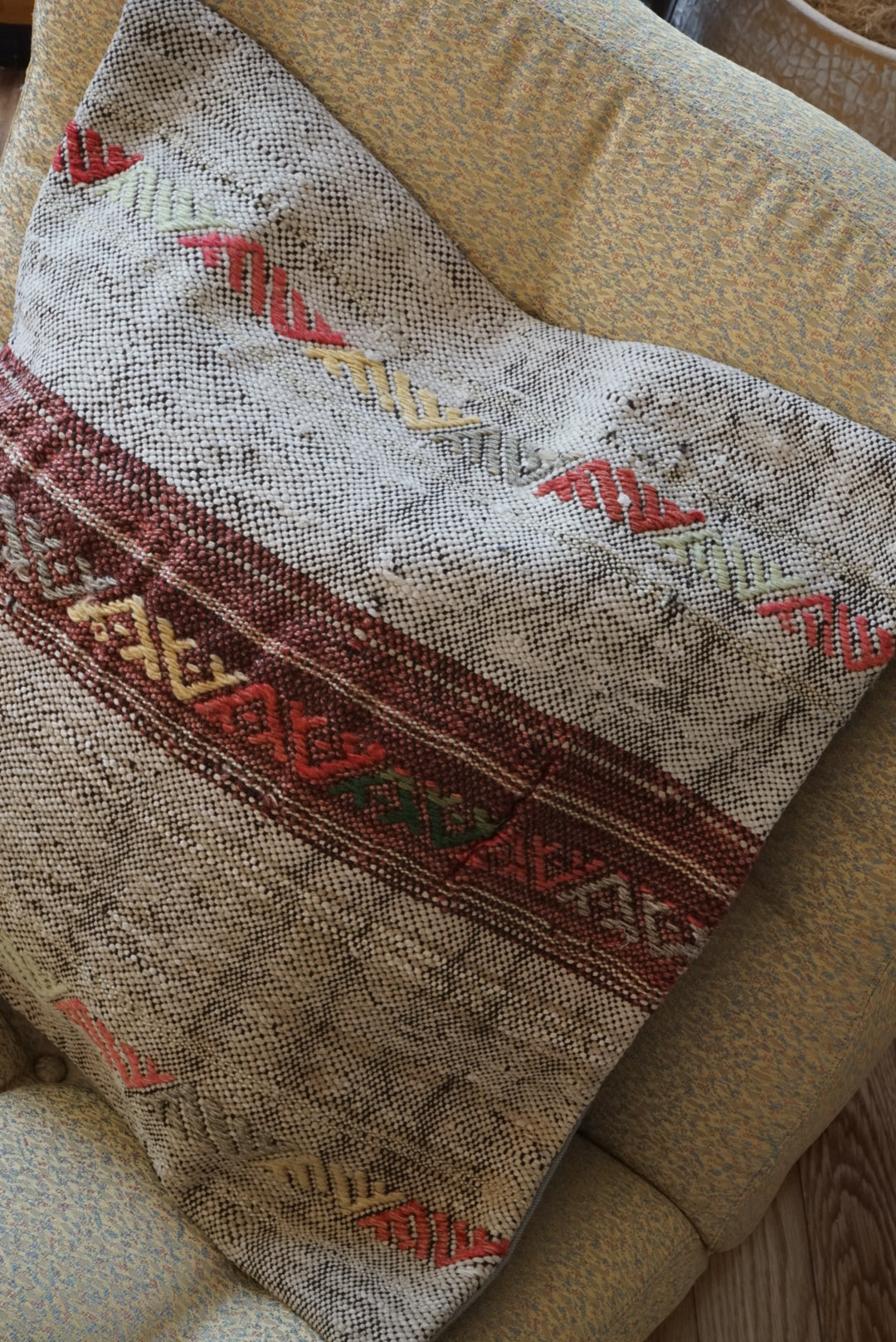 Türkiye Old Kilim Cushion Cover Milky White , Azuki , Tribal design 50 × 50 cm No.TR25458