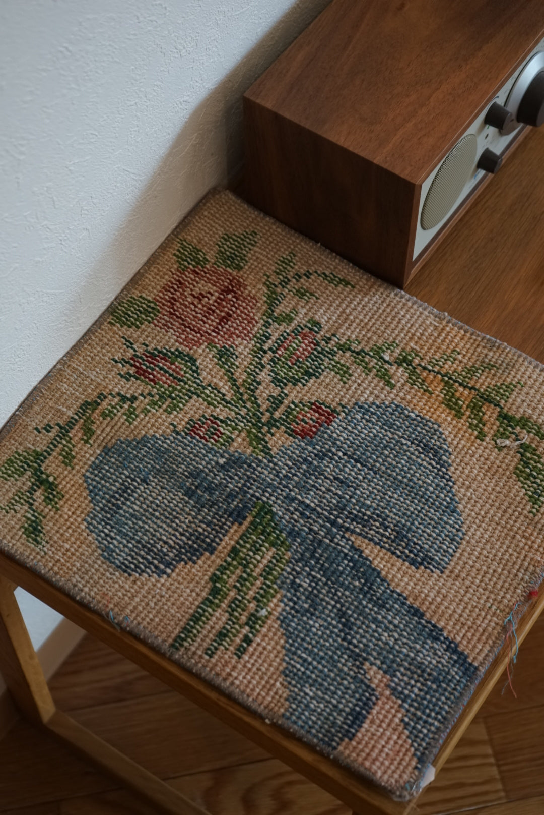 Türkiye Old Oushak Bouquet 1970年代 34.5 × 31 cm No.TR25537 / 国内送料無料・羊毛手織り絨毯
