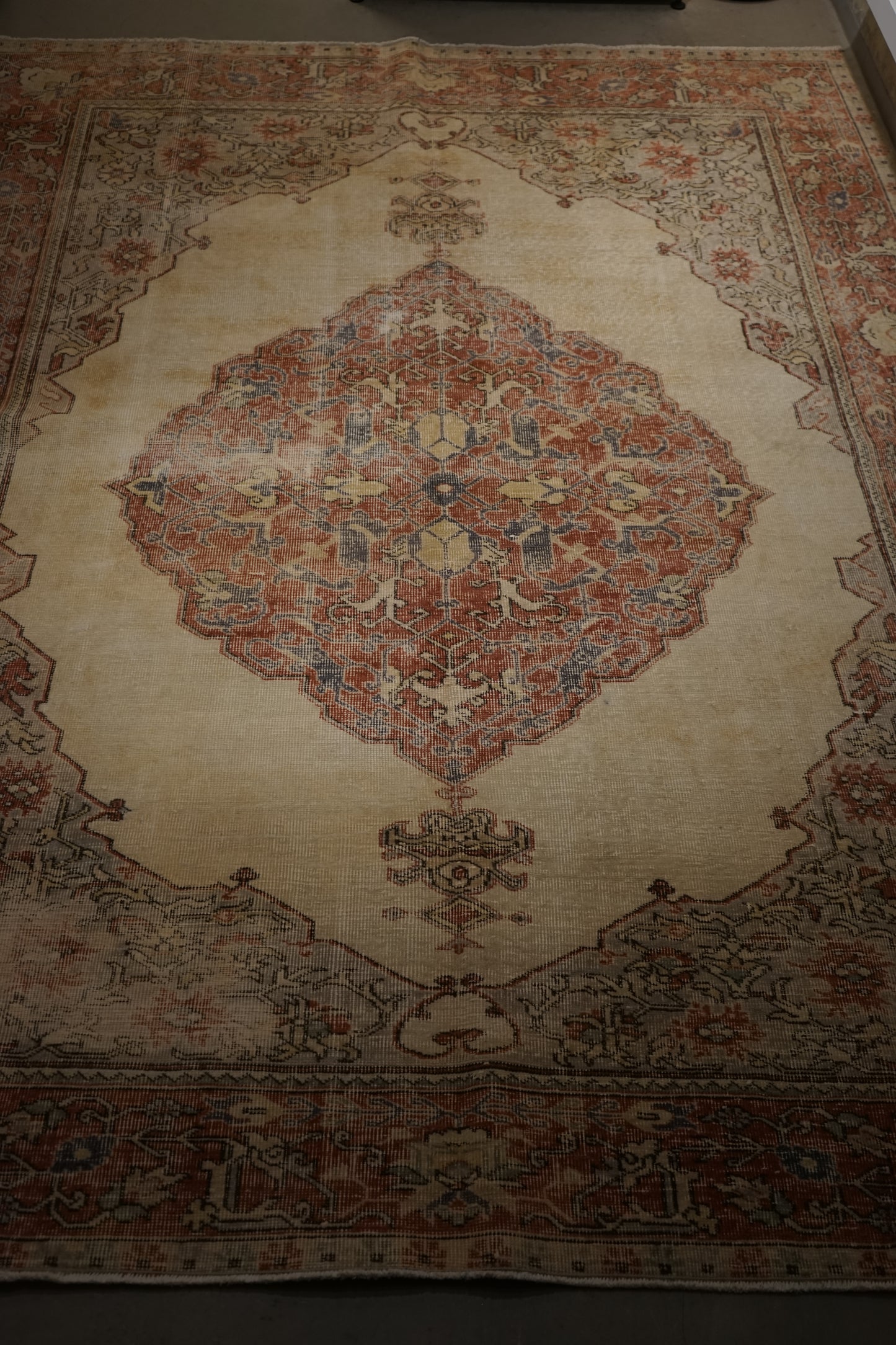 TURKEY OLD ISPARTA PINK BEIGE MEDALLION 1970年代 265 × 194 cm No.TR25213
