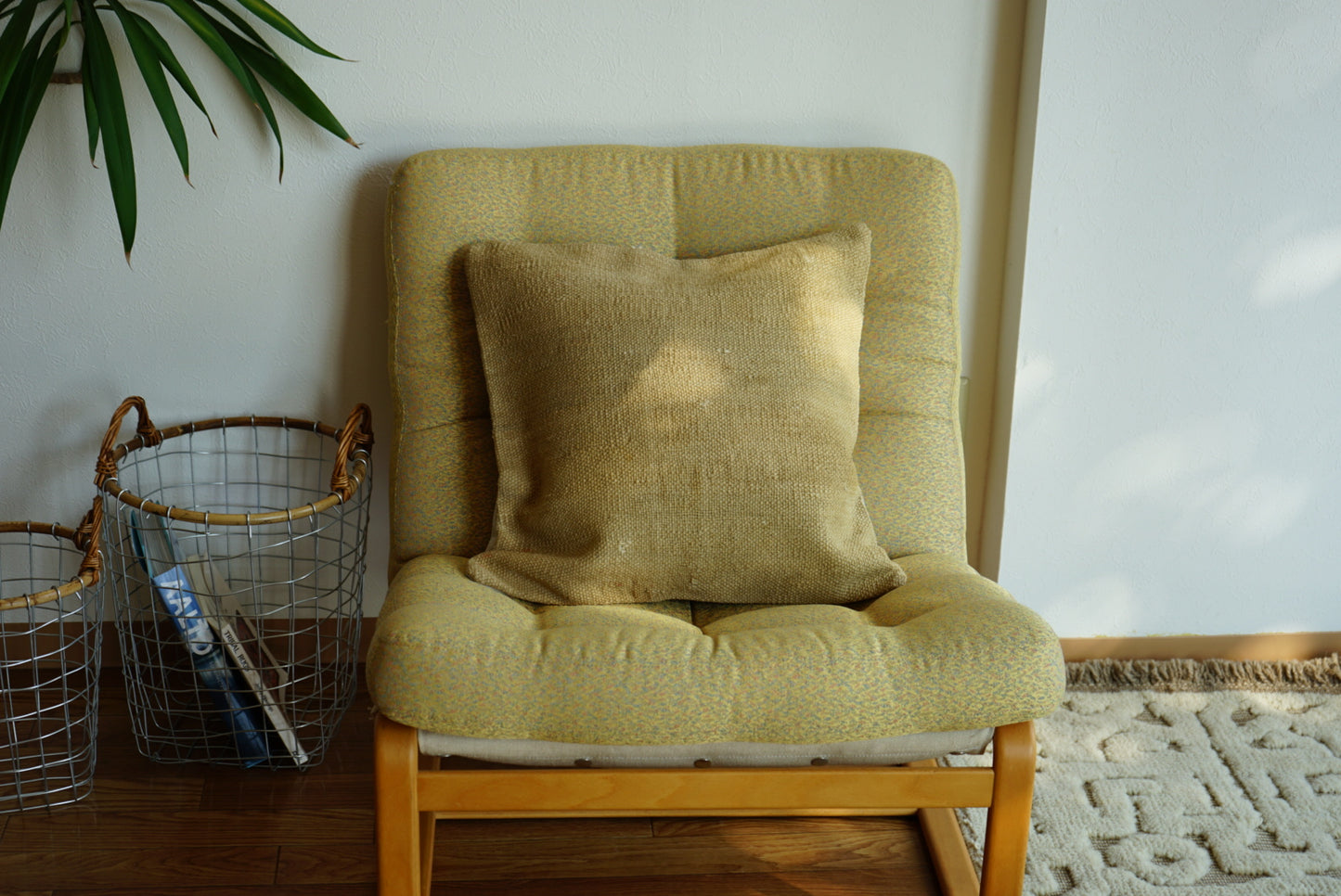 Türkiye Old Kilim Cushion Cover Brown , White Stripe Design 46 × 45 cm No.TR25563 / 送料無料・羊毛手織りキリム