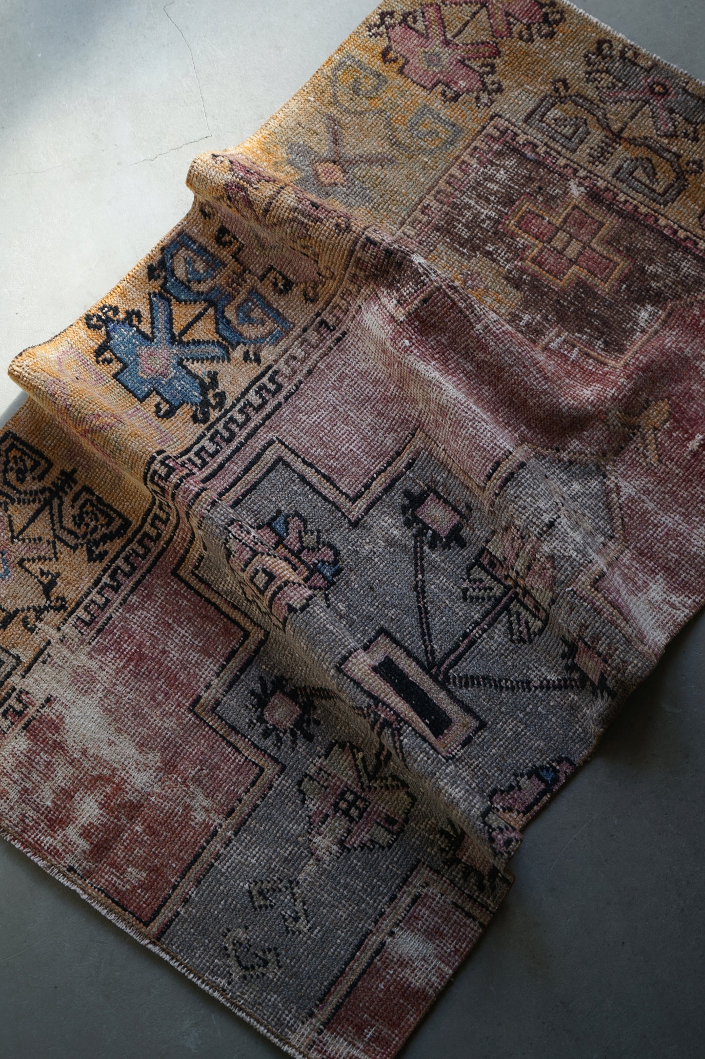 TURKEY OLD ISPARTA PINK BEIGE SMALL SIZE 1970年代 120 × 68 cm No.TR25219