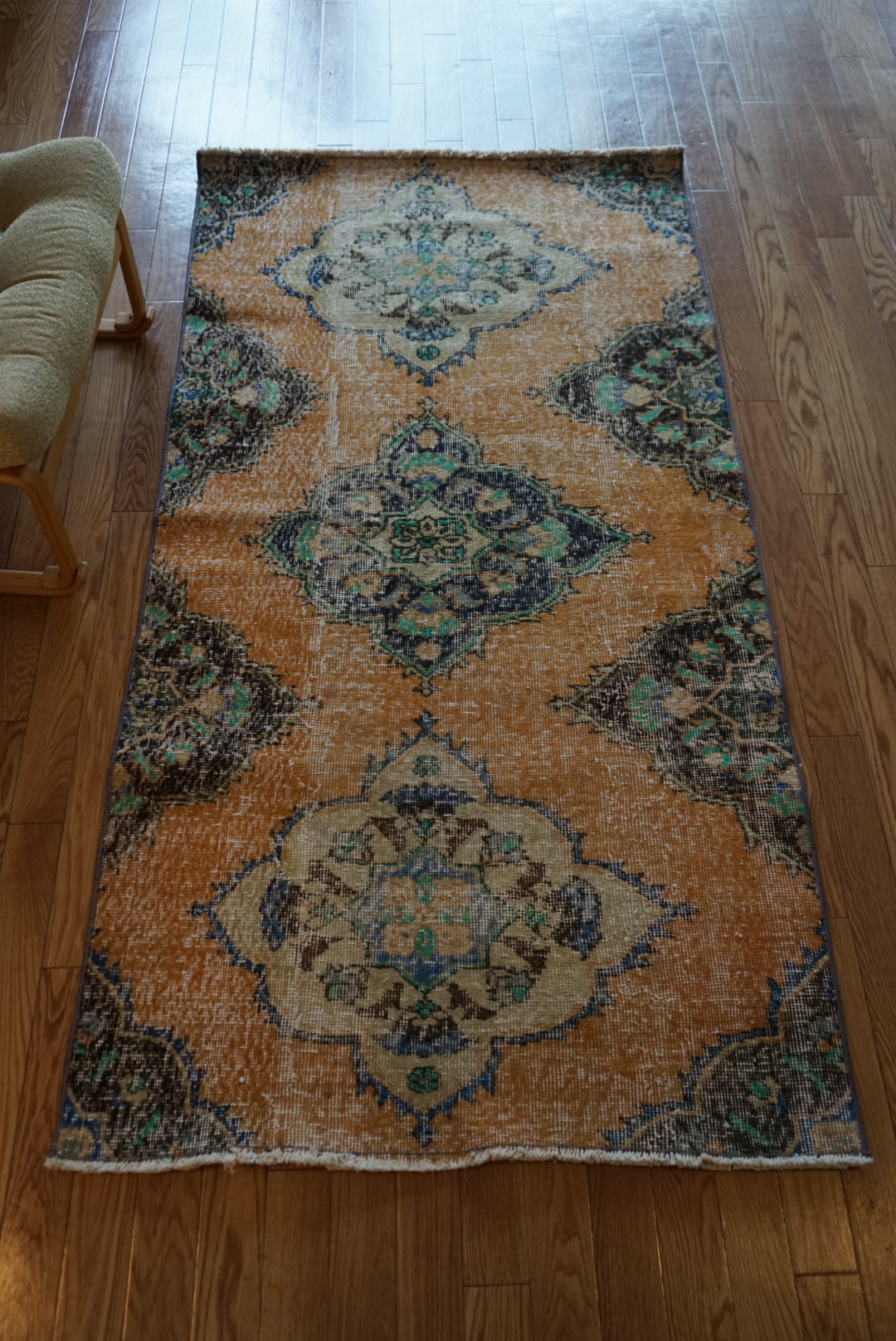 Türkiye Old Isparta Orange Flower 1970年代 186 × 97 cm No.TR25517 / 国内送料無料・羊毛手織り絨毯