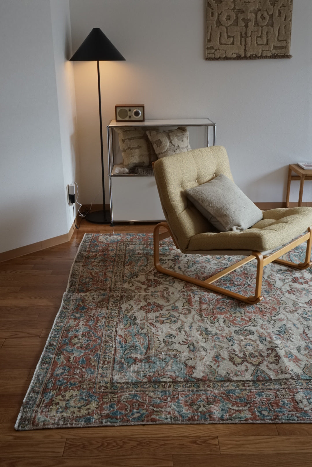 Türkiye Old Isparta Beige , Bric Red , Saxe Blue Flower 1970年代 286 × 189 cm No.TR25506 / 国内送料無料・羊毛手織り絨毯