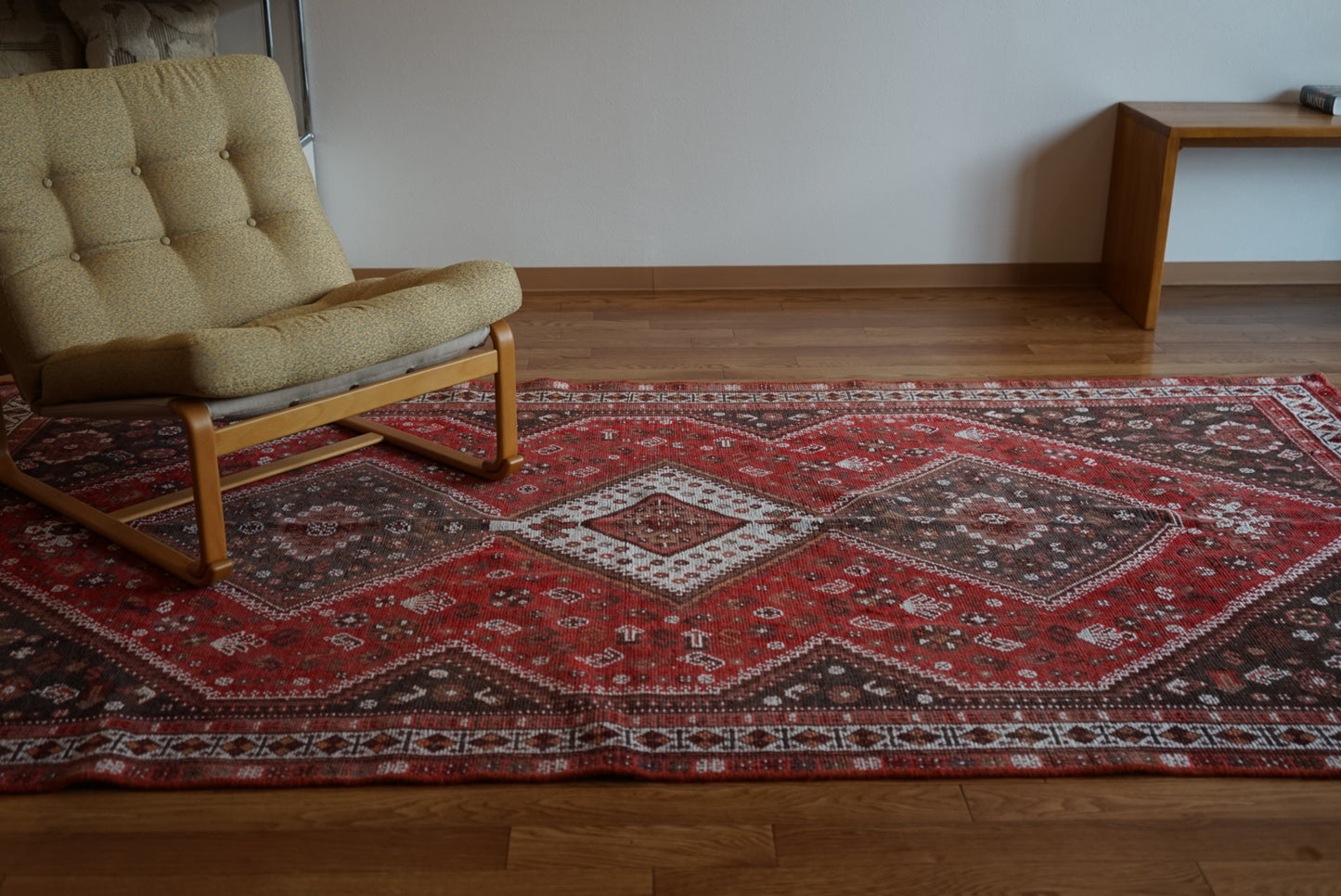店頭販売 Türkiye Old Persia Design Red , Black 1960年代 263 × 145 cm No.TR25515 / 国内送料無料・羊毛手織り絨毯