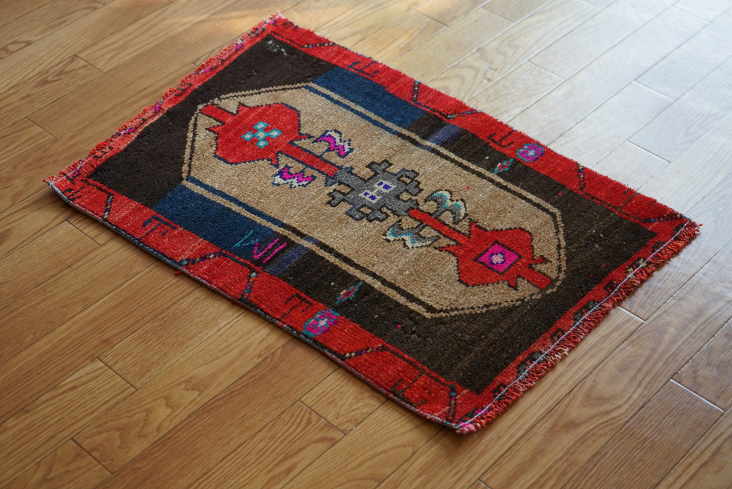 Türkiye Old Oushak Red , Beige , Black 1970年代 72.5 × 52 cm No.TR25545 / 国内送料無料・羊毛手織り絨毯