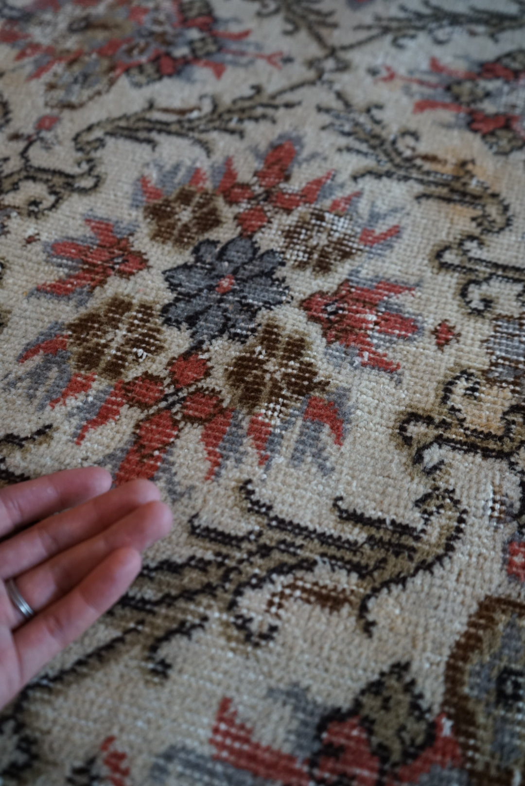 Türkiye Old Isparta Cream , Scarlet Color Flower 1970年代 194 × 95 cm No.TR25520 / 国内送料無料・羊毛手織り絨毯