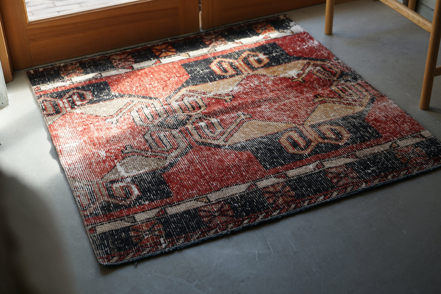 Türkiye Old Oushak Red Small Size 1970年代 103.5 × 102.5 cm No.TR25222