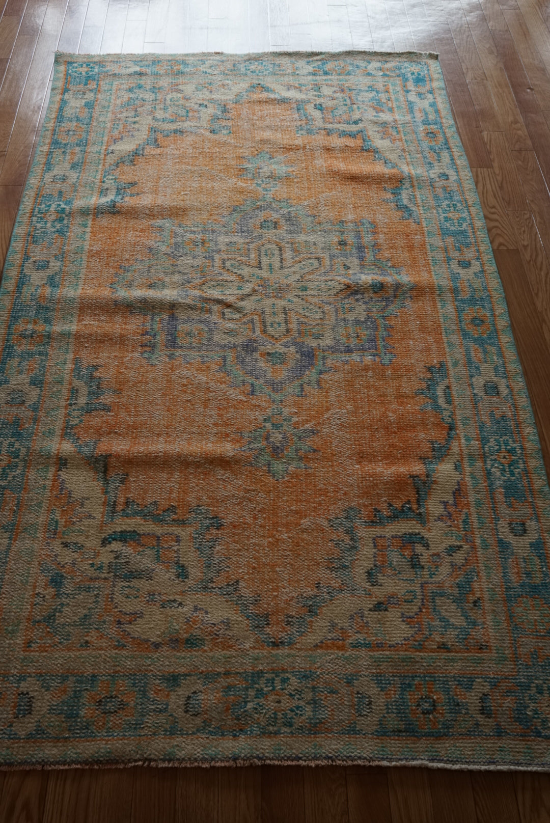 Türkiye Old Isparta Beige , Orange , Blue , Green Flower Medallion 1970年代 232 × 132 cm No.TR25510 / 国内送料無料・羊毛手織り絨毯