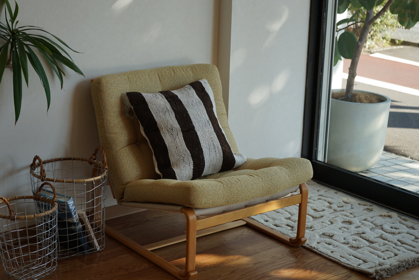 Türkiye Old Kilim Cushion Cover Brown , White Stripe Design 45 × 45 cm No.TR25554 / 送料無料・羊毛手織りキリム
