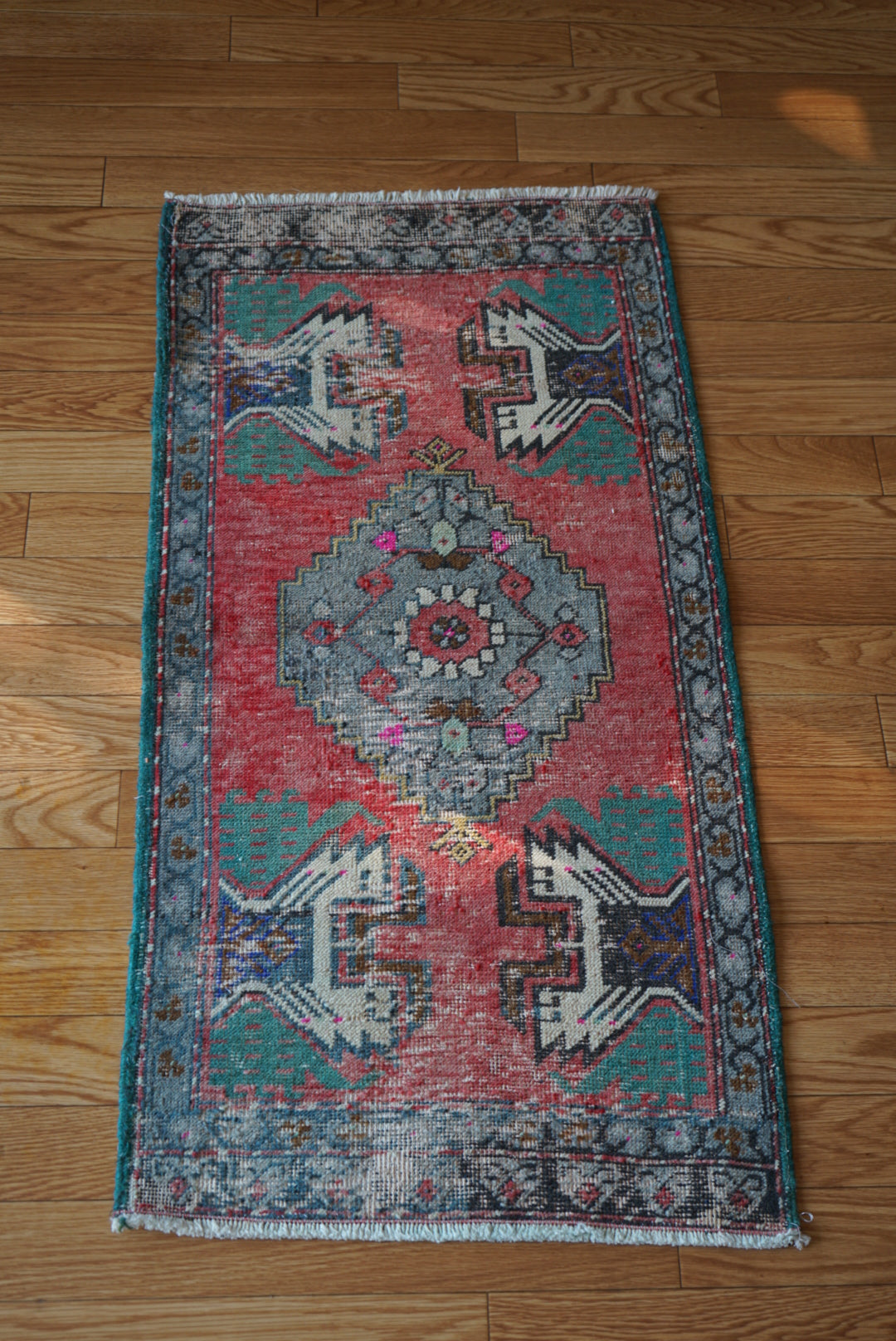 Türkiye Old Oushak Red , Green Flower 1970年代 109 × 54 cm No.TR25540 / 国内送料無料・羊毛手織り絨毯