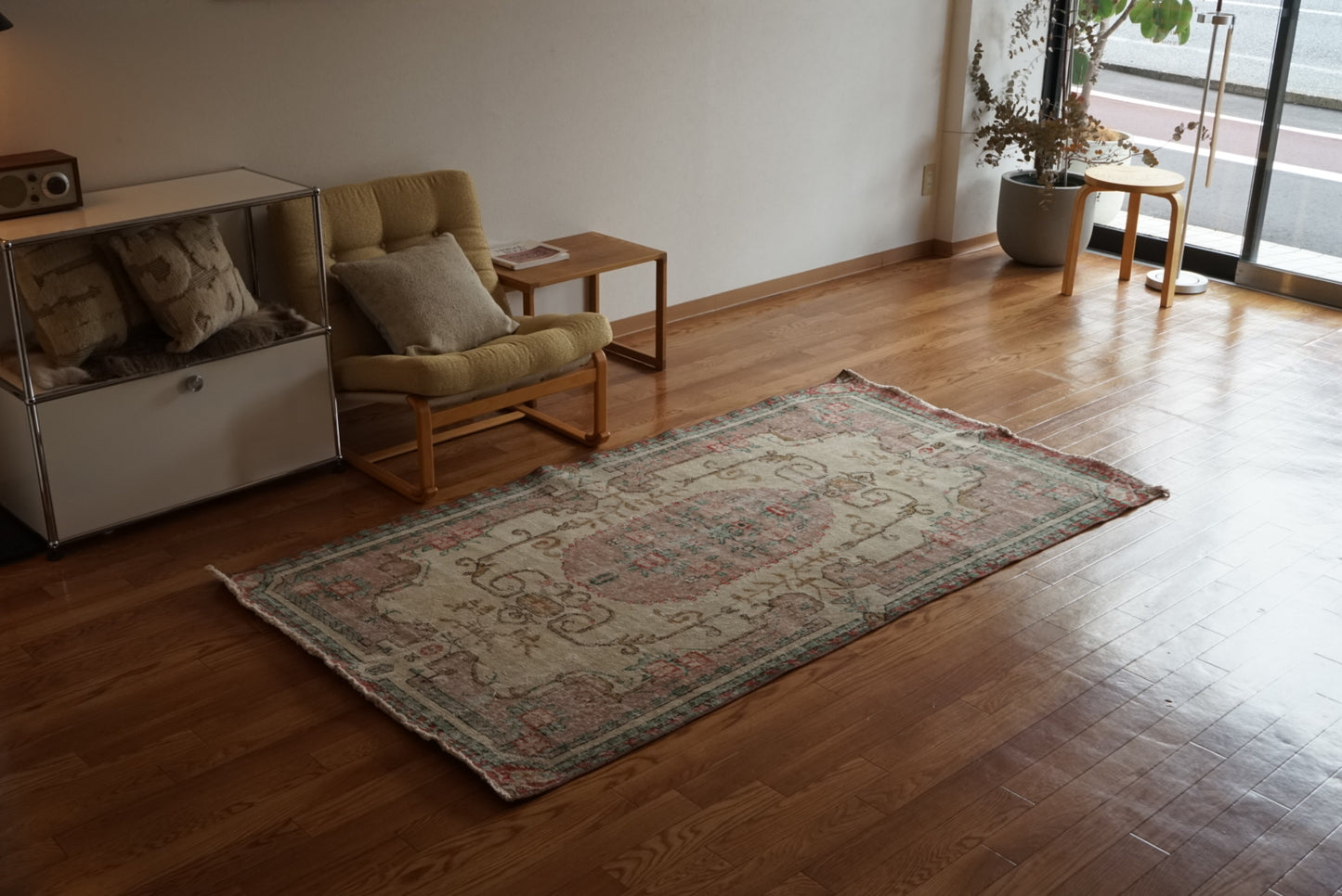 Türkiye Old Isparta Beige , Pink , Green Flower Garden 1970年代 208 × 113 cm No.TR25509 / 国内送料無料・羊毛手織り絨毯