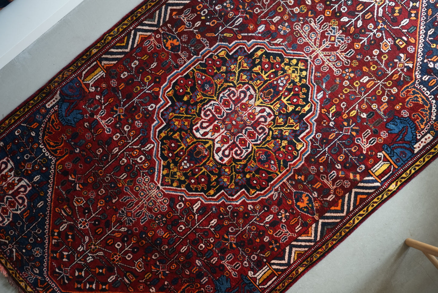 IRAN ANTIQUE SHIRAZ QASHQAI HEYBATLO 1880年代 214 × 123 cm