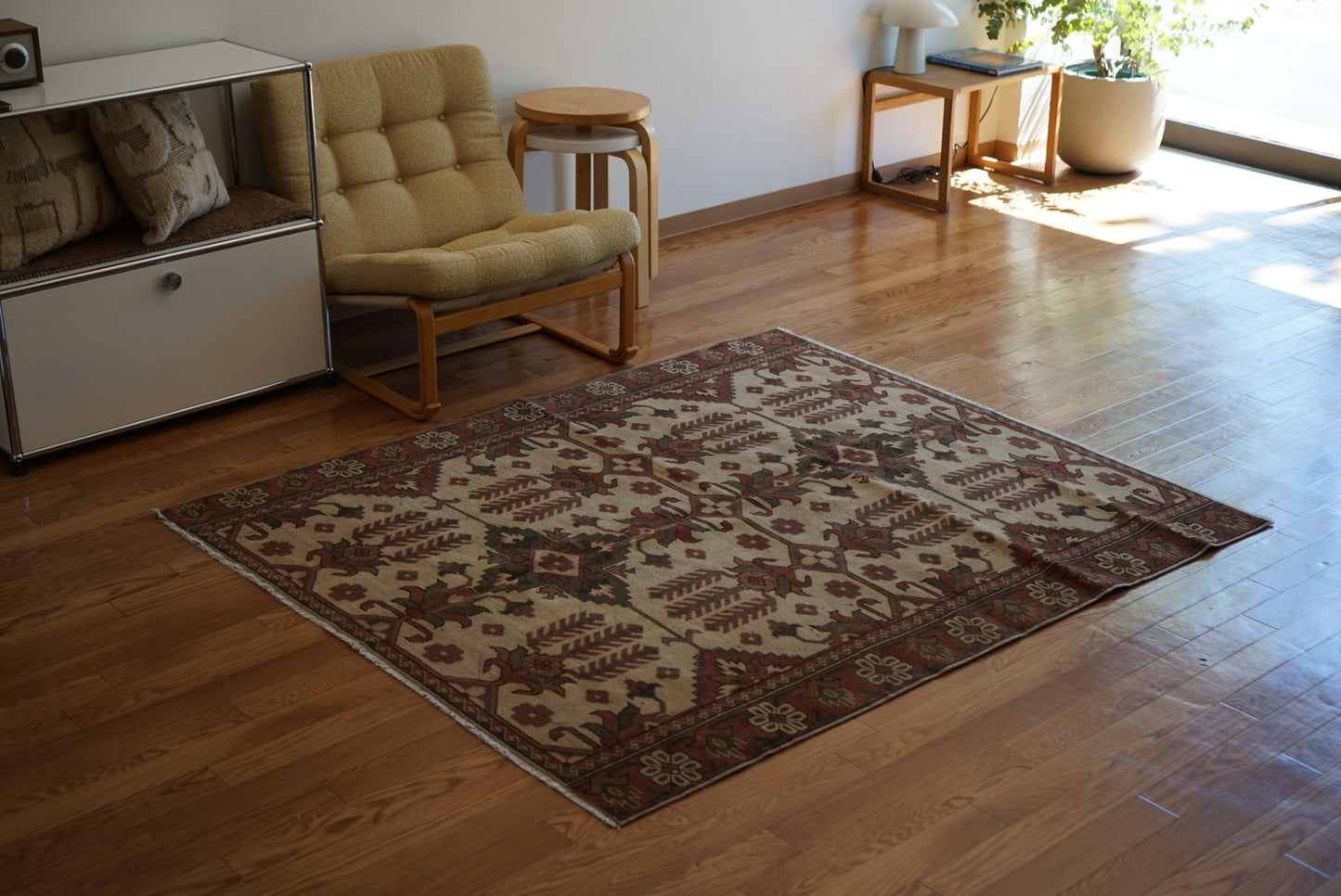 店頭販売 Türkiye Old Oushak Beige , Brown , Green 1970年代 164.5 × 143.5 cm No.TR25429
