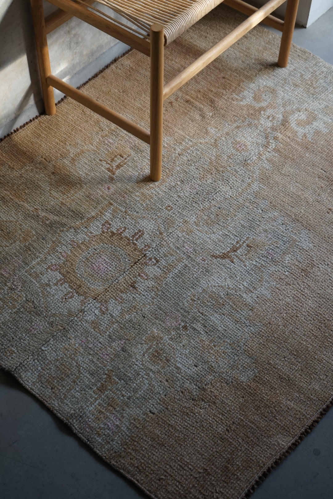 Türkiye Old Oushak Beige Medallion Flower Small size 1970年代 129 × 106 cm No.TR25238