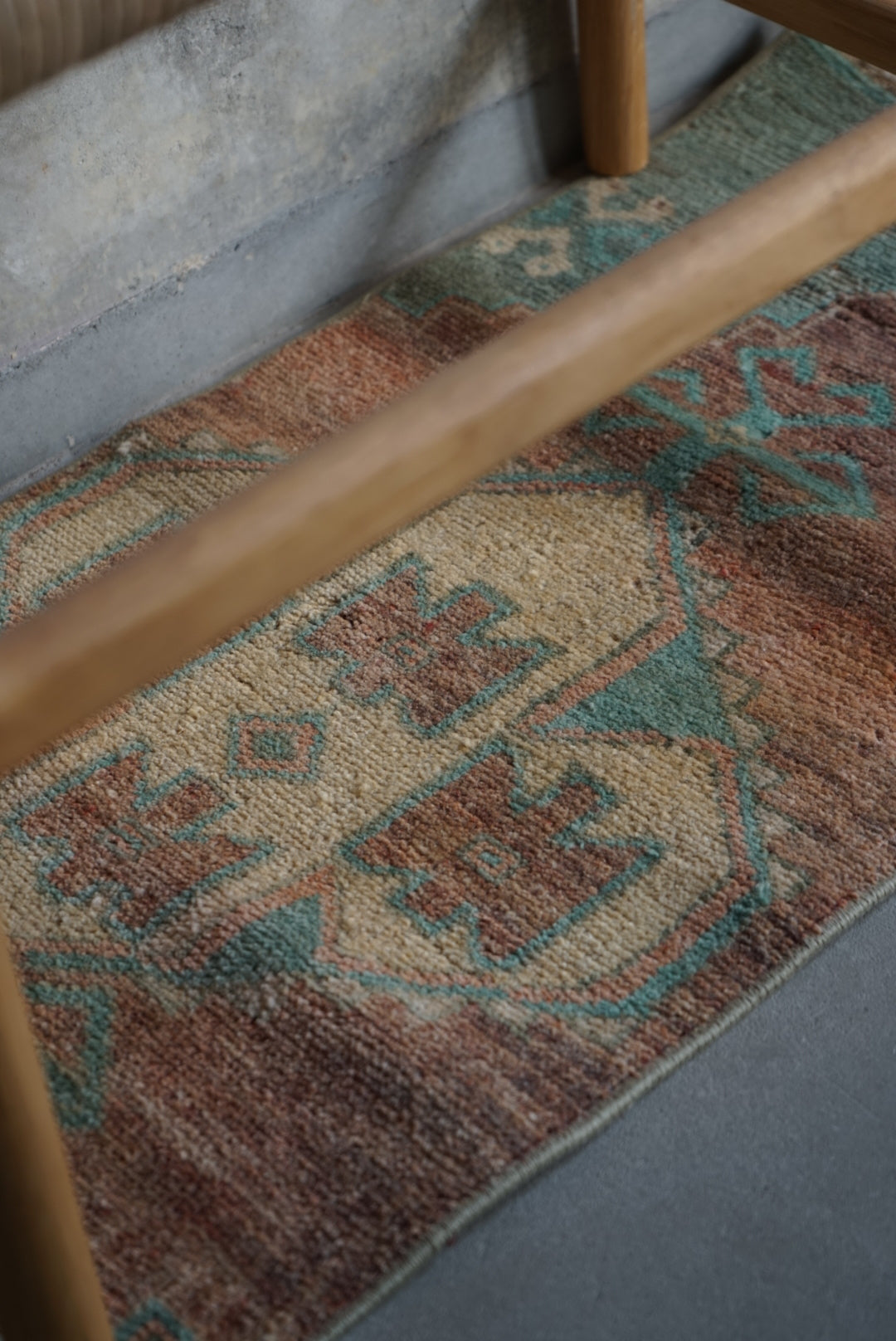 Türkiye Old Oushak Beige Blue Small size 1970年代 80 × 40 cm No.TR25243